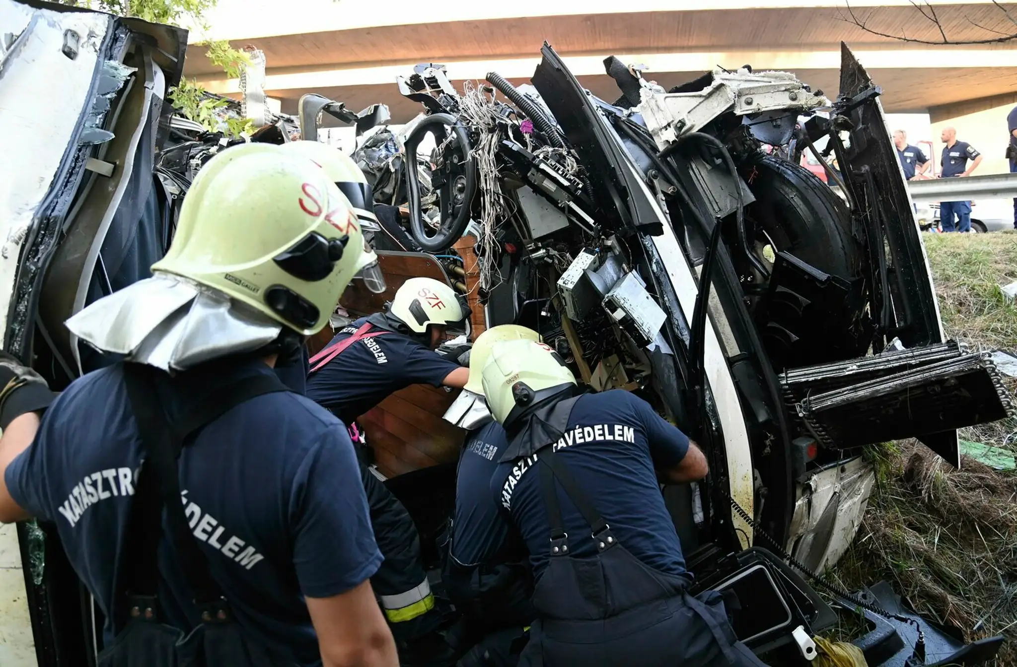 Havarovaný autobus na diaľnici M7.