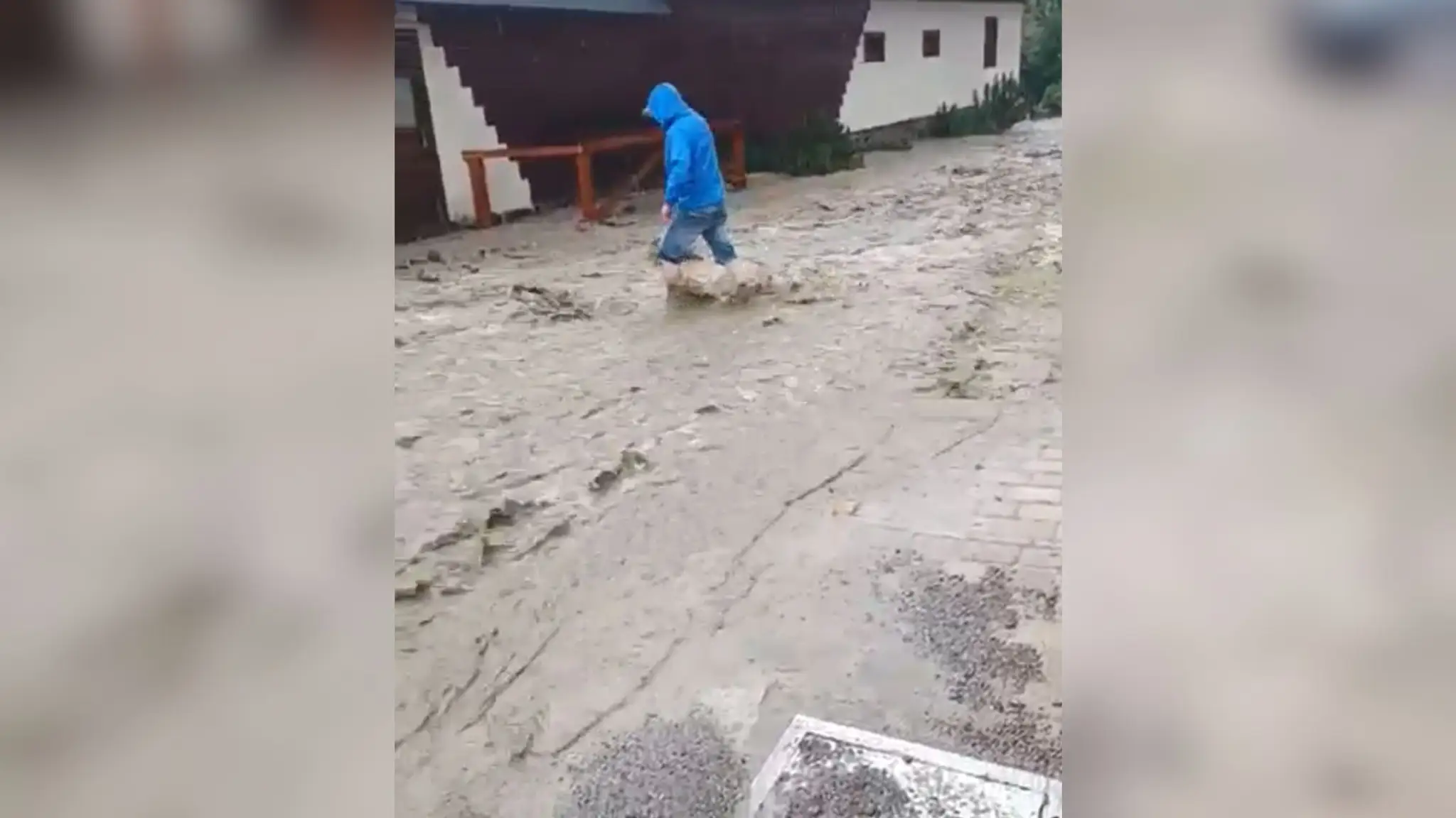 Zaplavená ulica v Leštinách 