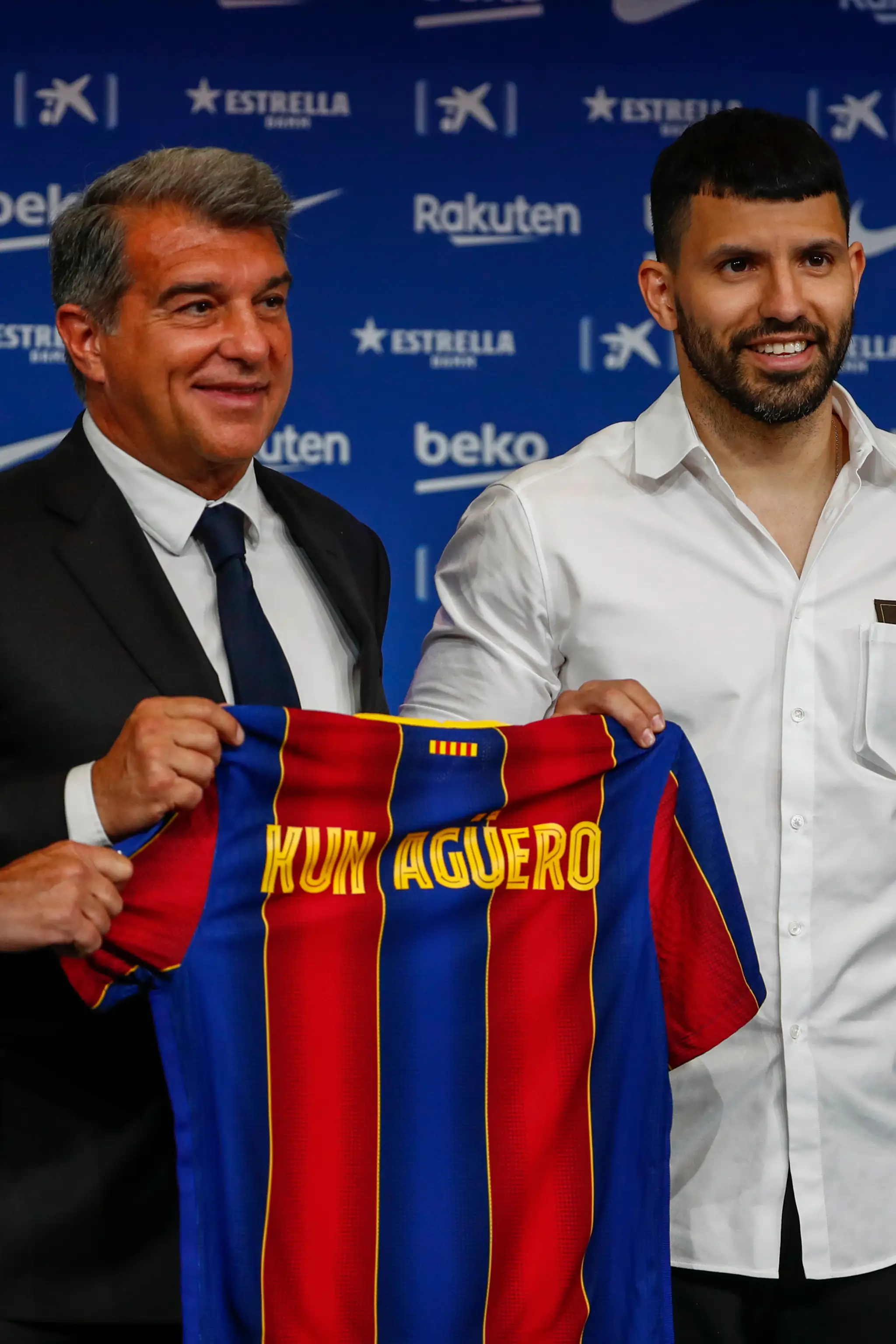 Sergio Aguero pri podpise zmluvy s FC Barcelona.