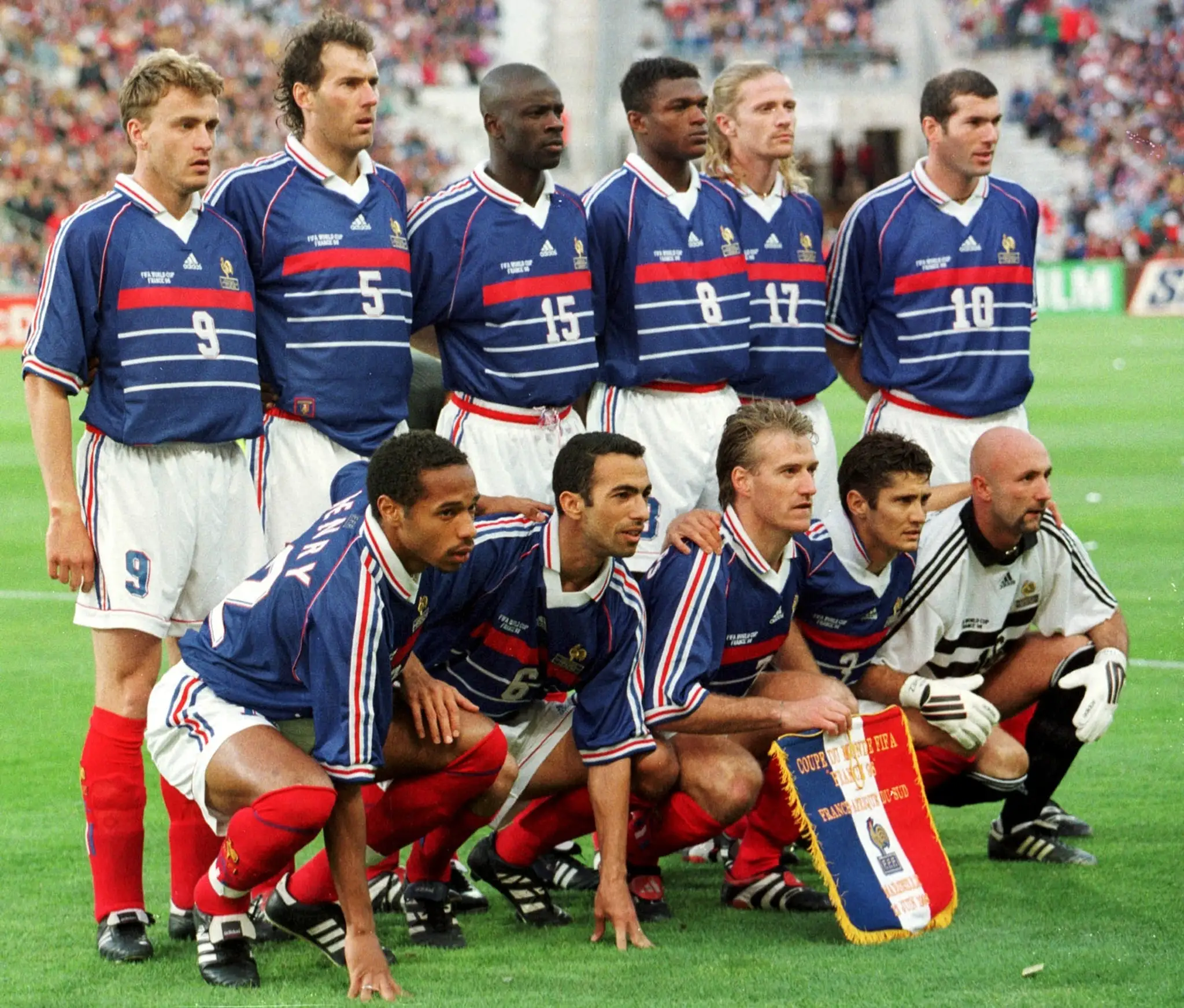 Francúzsky tím, ktorý vyhral MS 1998. Dole v strede kapitán Didier Deschamps.