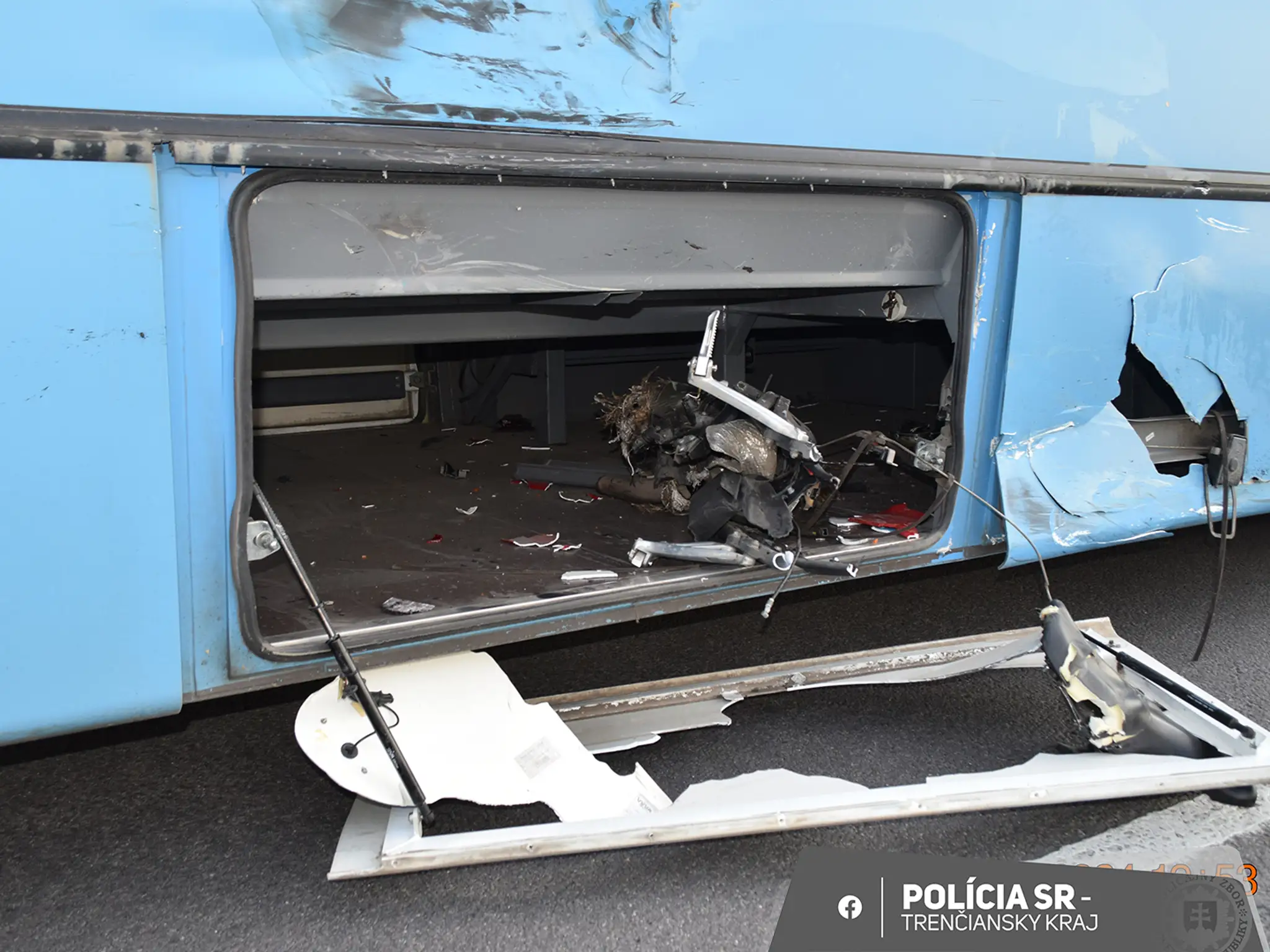 Po náraze do autobusu zahynul motocyklista.