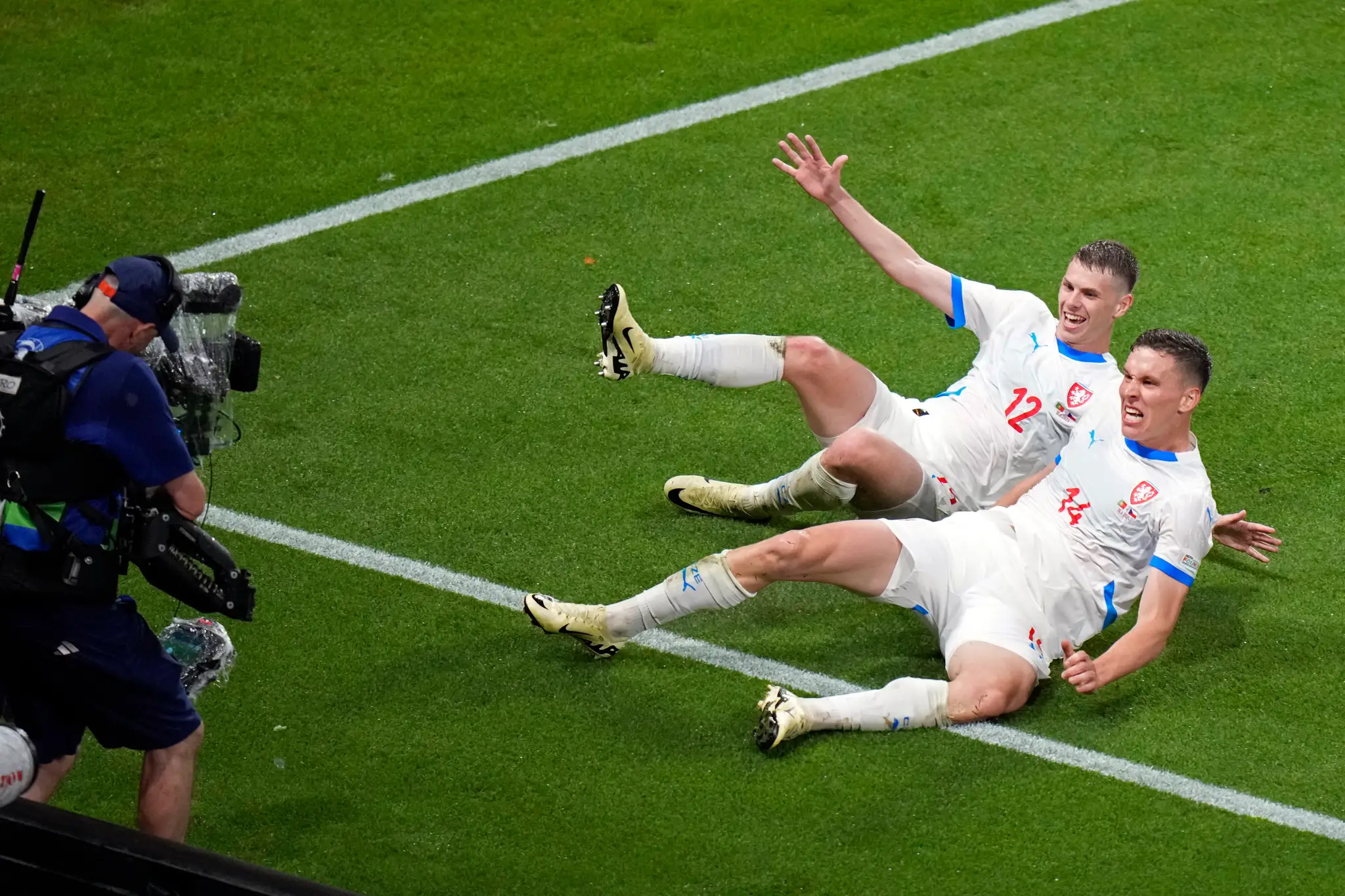 Český hráč Lukáš Provod (vpravo) oslavuje so spoluhráčom Davidom Douderom úvodný gól.
