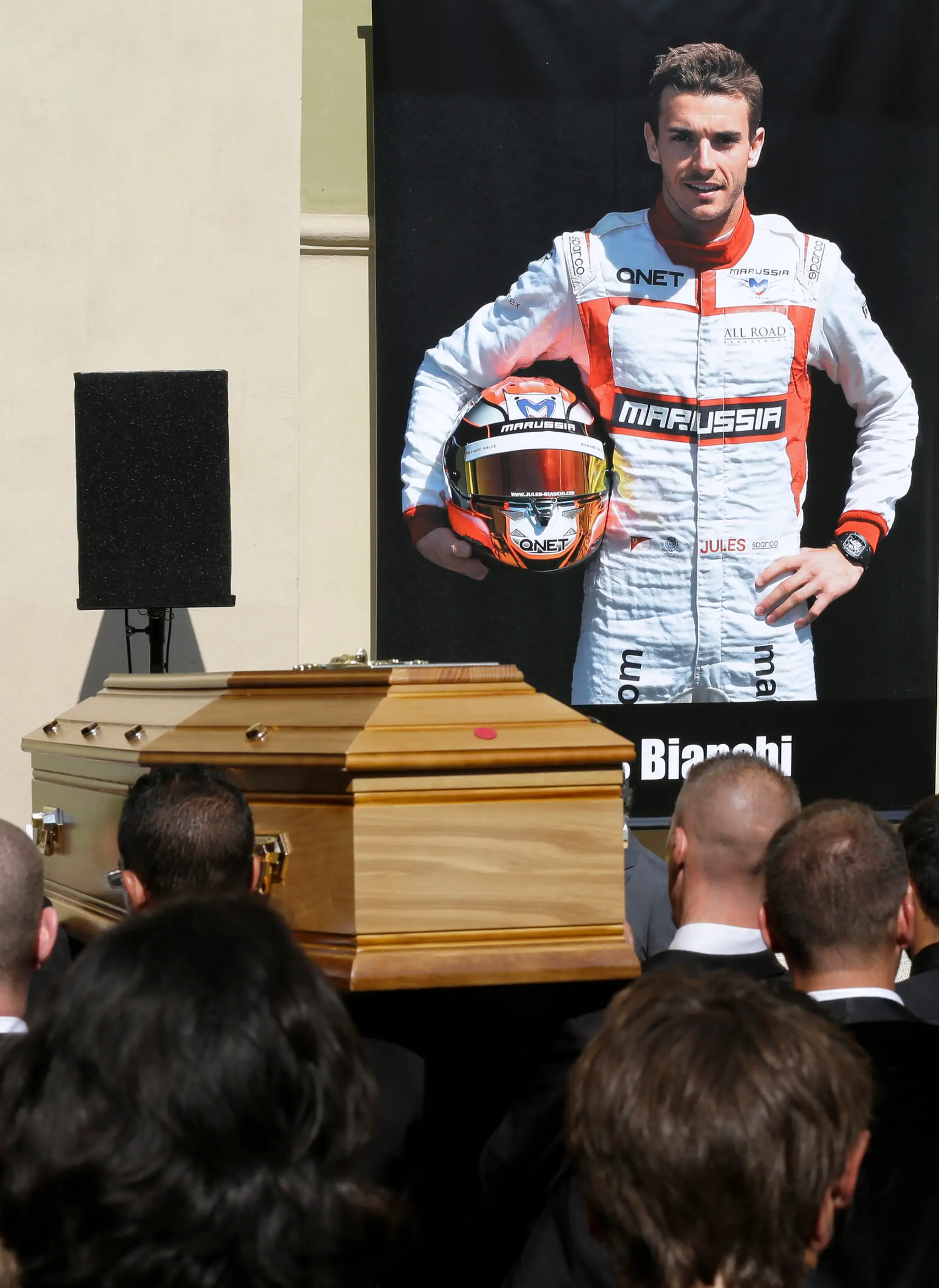 Muži nesú rakvu s pozostatkami francúzskeho jazdca formuly 1 Julesa Bianchiho