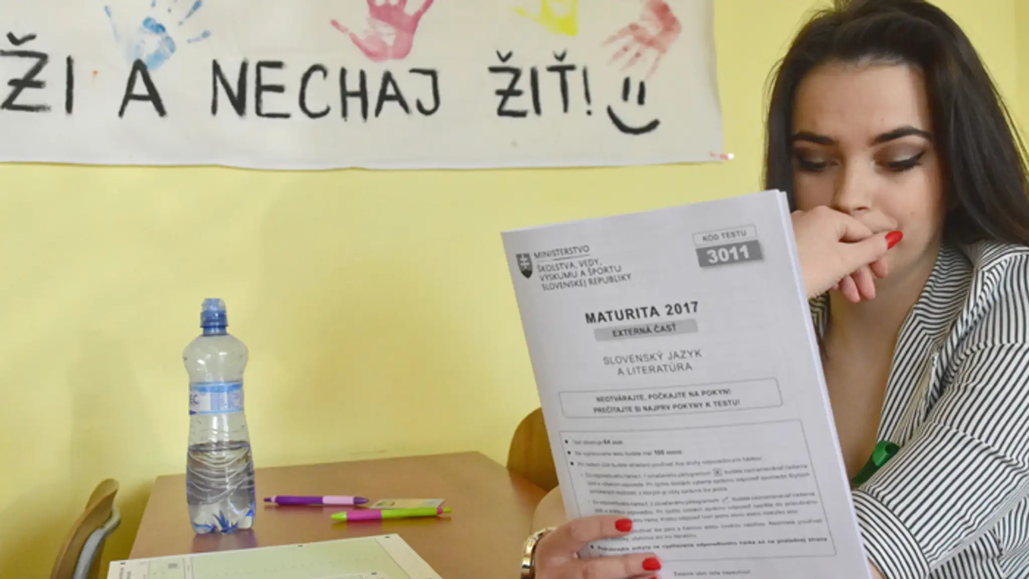 Študentka trebišovskej Obchodnej akadémie v Trebišove si číta test písomnej maturitnej skúšky zo slovenského jazyka a literatúry