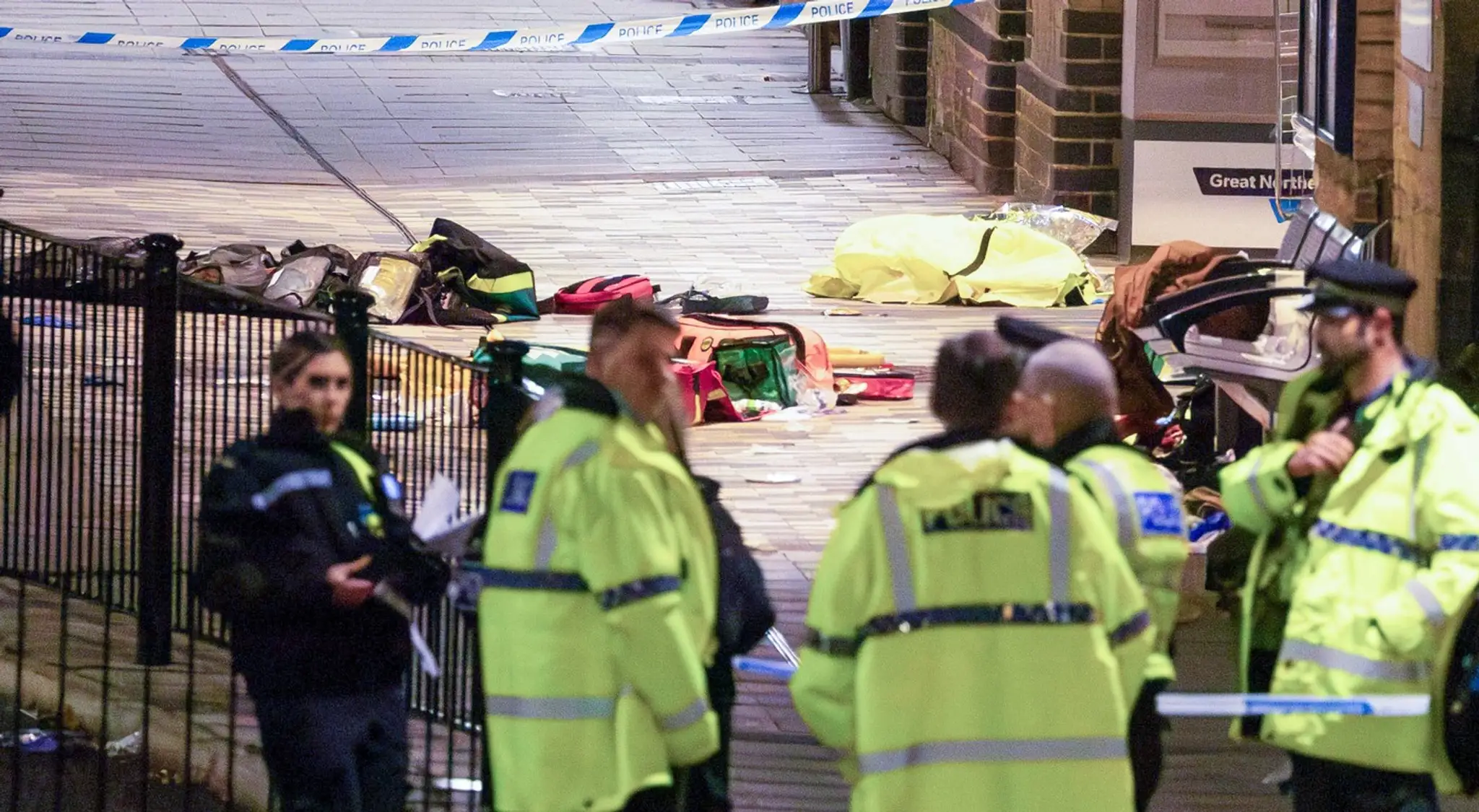Britská polícia v sobotu zadržala dvoch podozrivých, ktorí nožom pobodali viacero ľudí vo vlaku pri východoanglickom meste Huntingdon. 