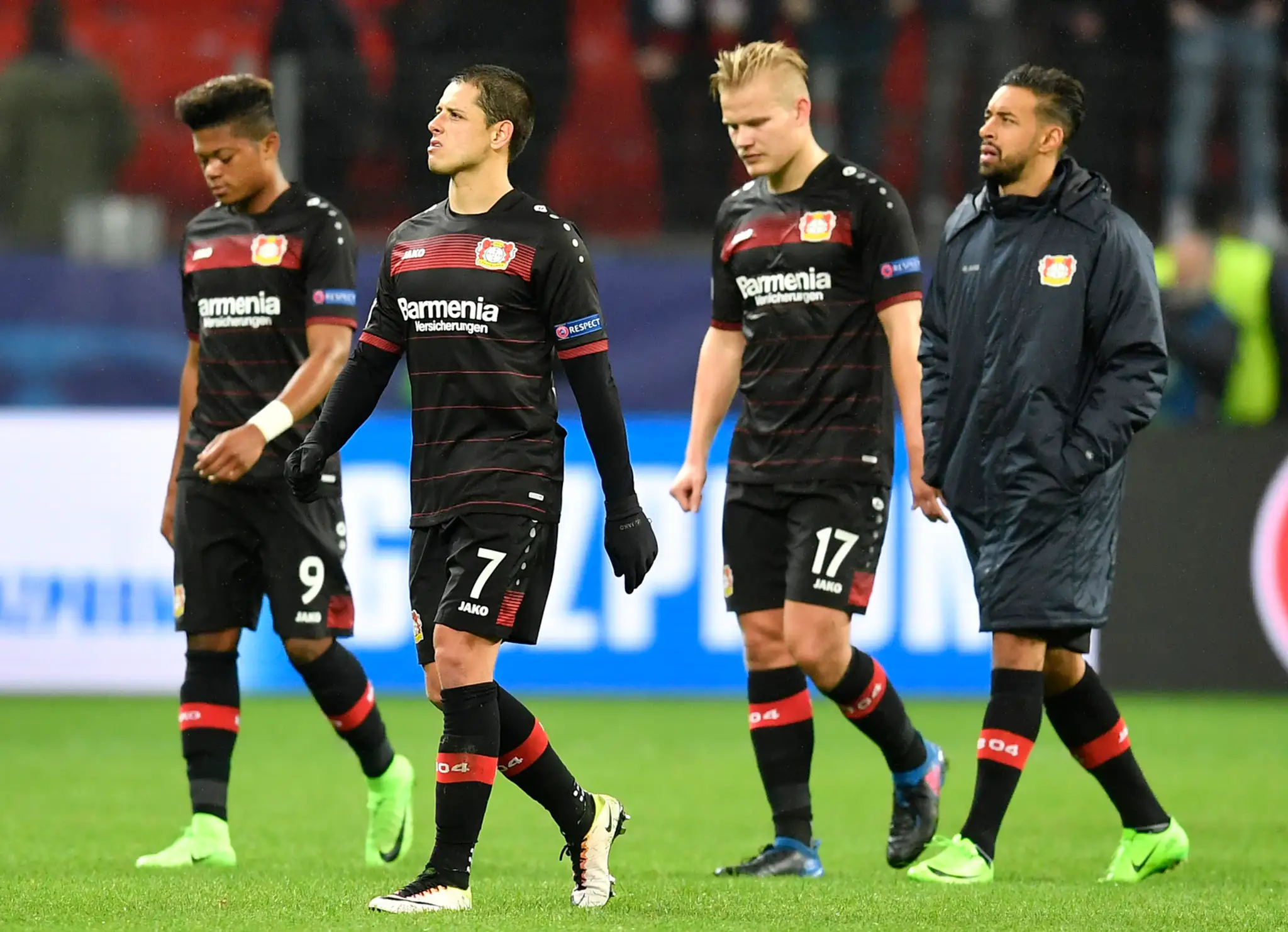 Sklamaní hráči Leverkusenu, zľava Leon Bailey, Chicharito, Joel Pohjanpalo a Karim Bellarabi po prehre s Atléticom v osemfinále 