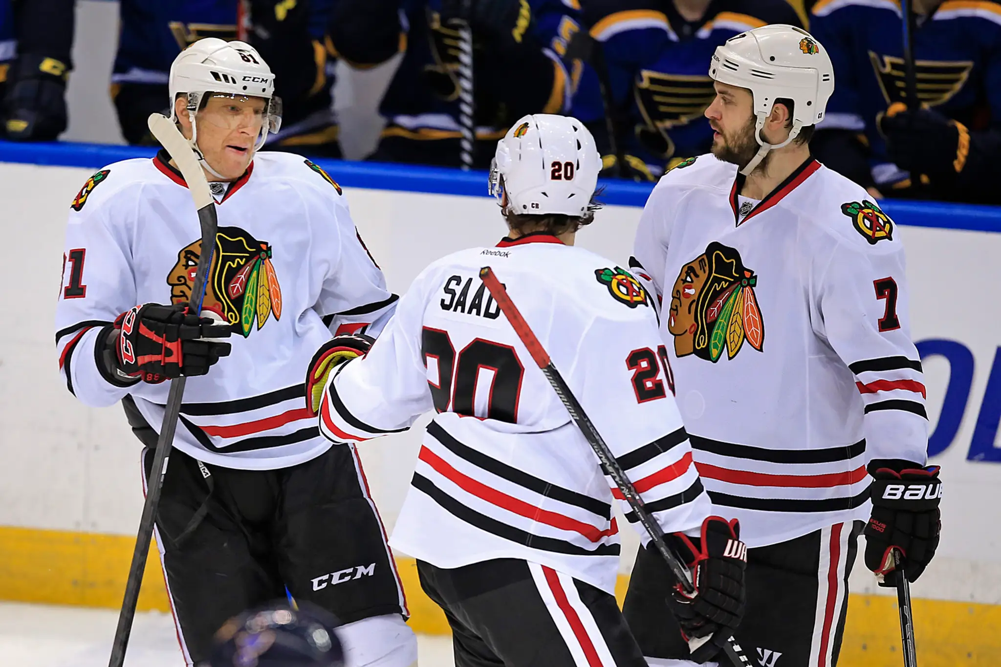 Marián Hossa sa teší zo svojho gólu do siete St. Louis Blues so spoluhráčmi Brentom Seabrookom a Brandonom Saadom.