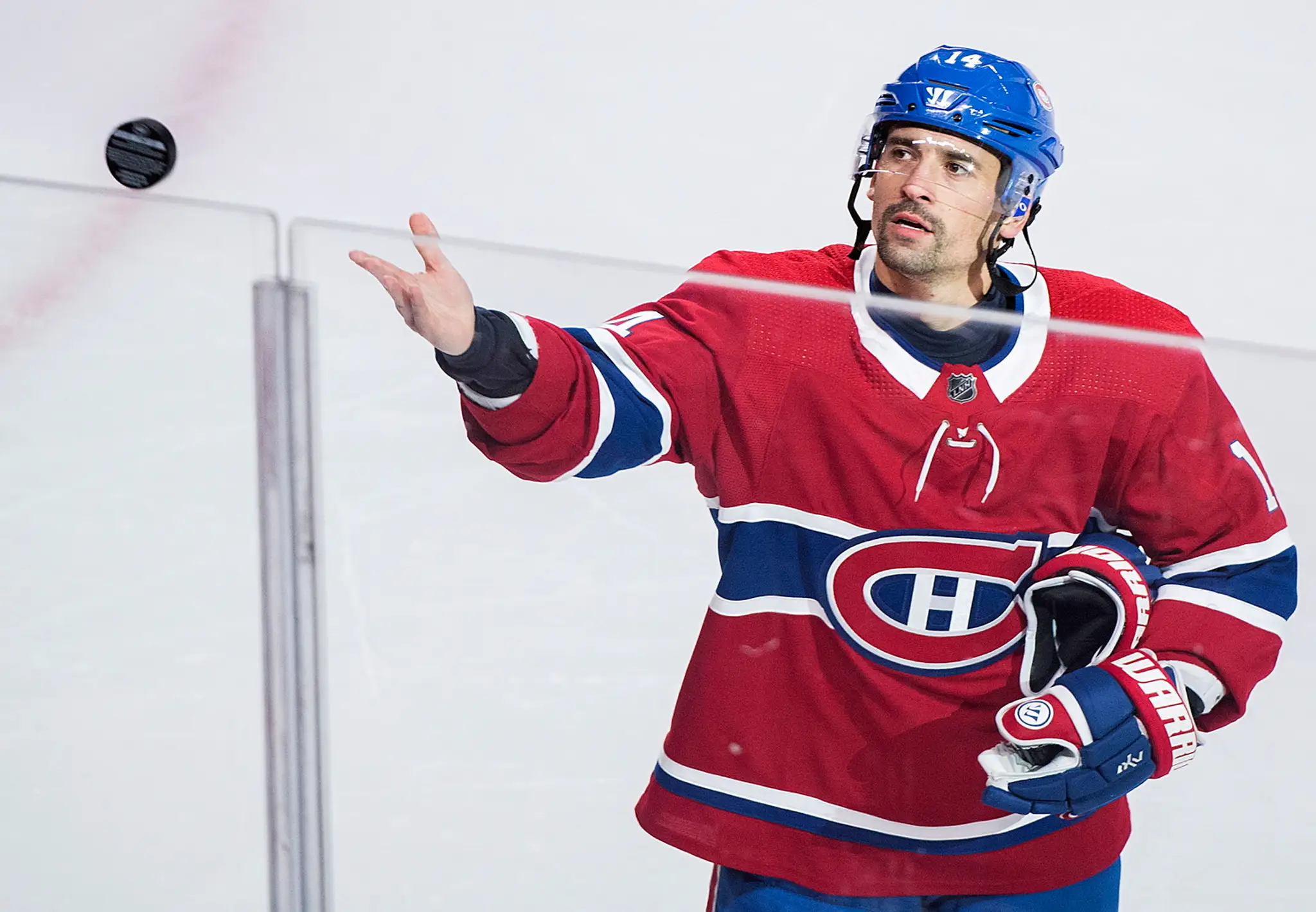 Tomáš Plekanec z Montréalu hádže puk do hľadiska počas jeho 1000. zápasu v NHL.