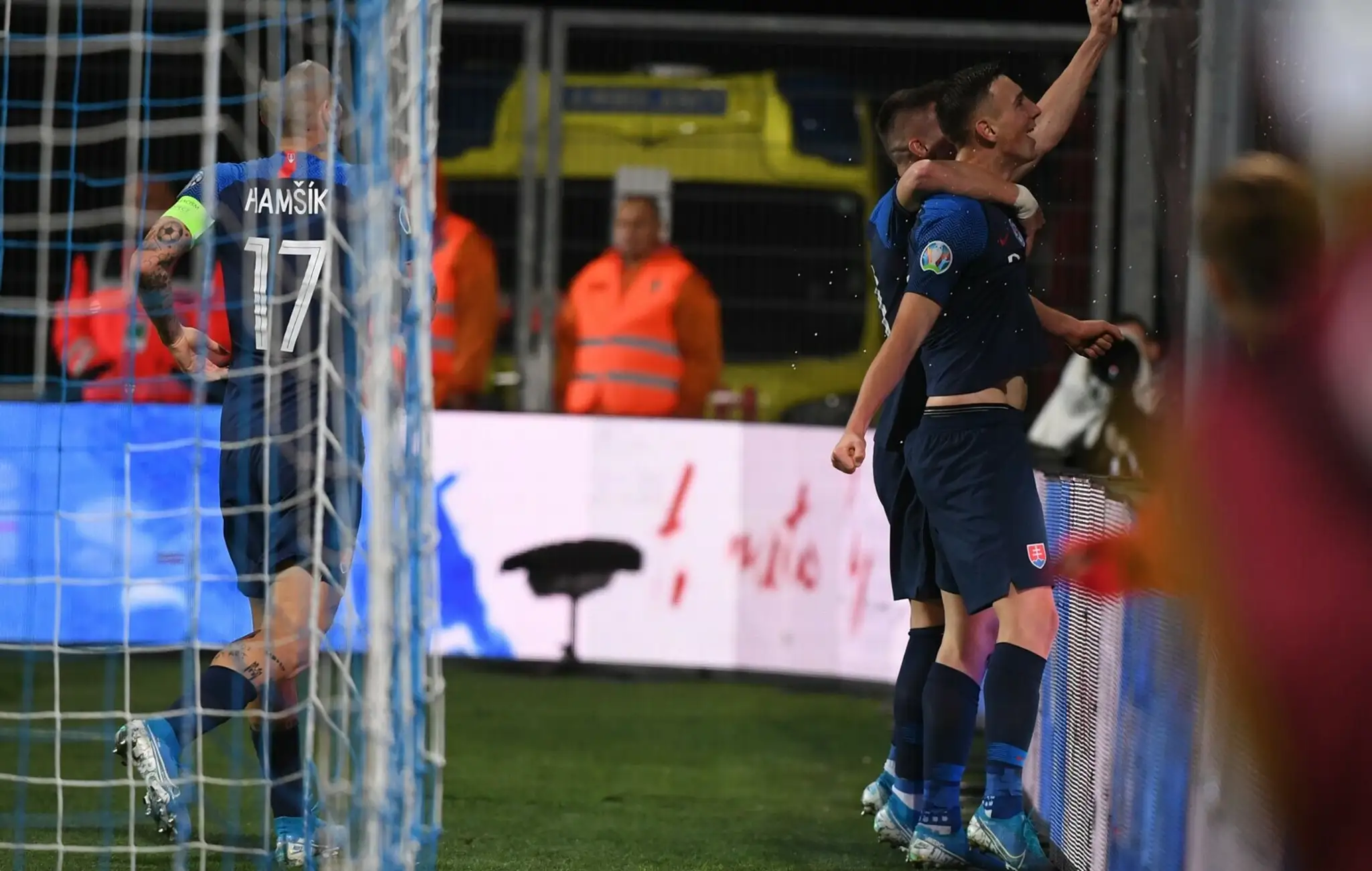 Chorvát Nikola Vlašič (uprostred) sa teší po strelení gólu v kvalifikácii ME 2020 proti Slovensku.