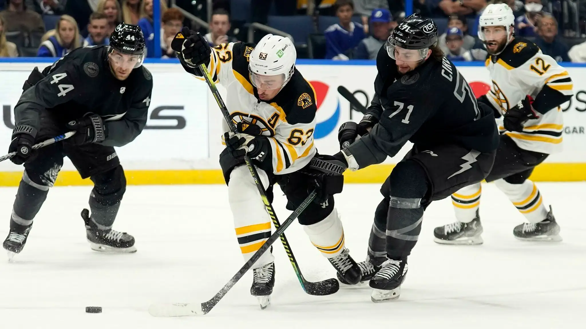 Hráči Tampy Bay Lightning prehrali na domácom ľade s Bostonom Bruins 2:5.