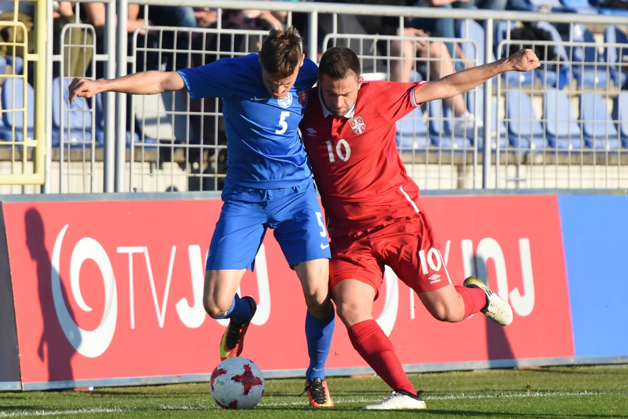 Tomáš Huk a hráč Srbska Dejan Meleg v prípravnom zápase Slovensko U21 - Srbsko U21..jpg