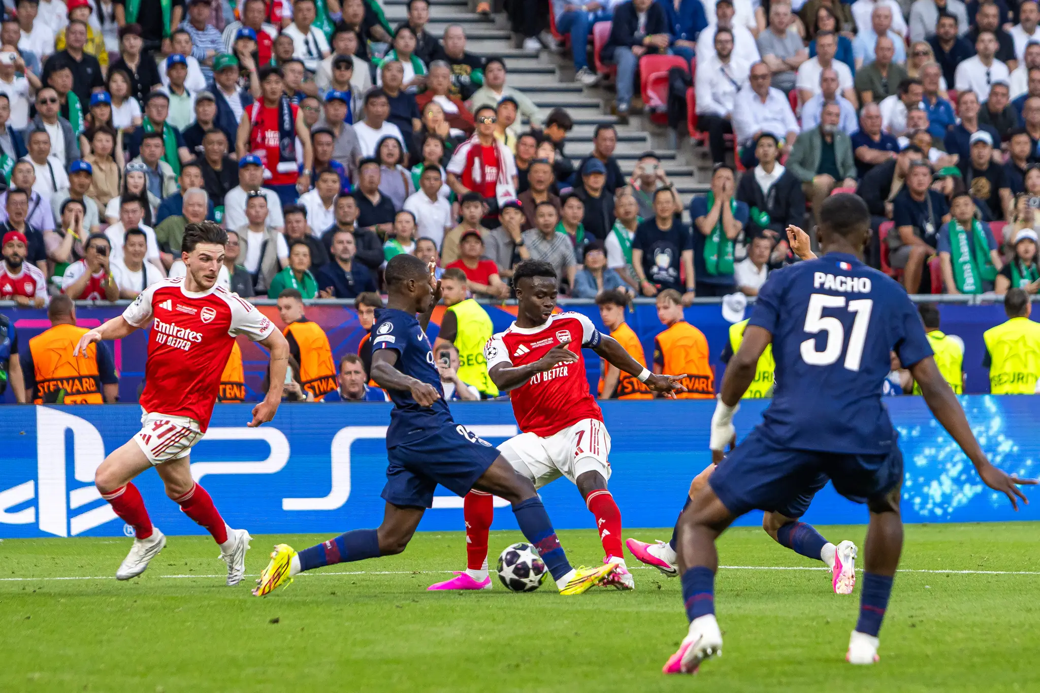 Bukayo Saka z Arsenalu v súboji.