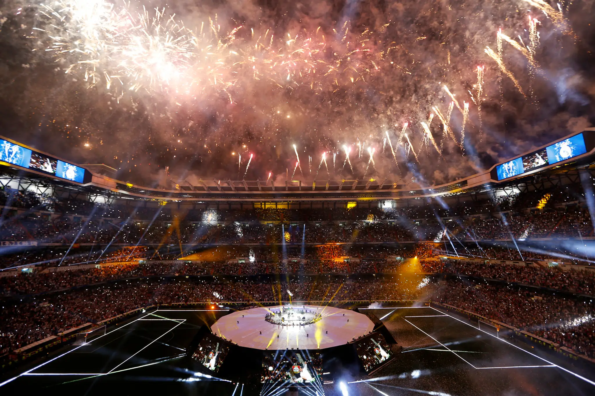 Ohňostroj na štadióne Santiago Bernabeu.