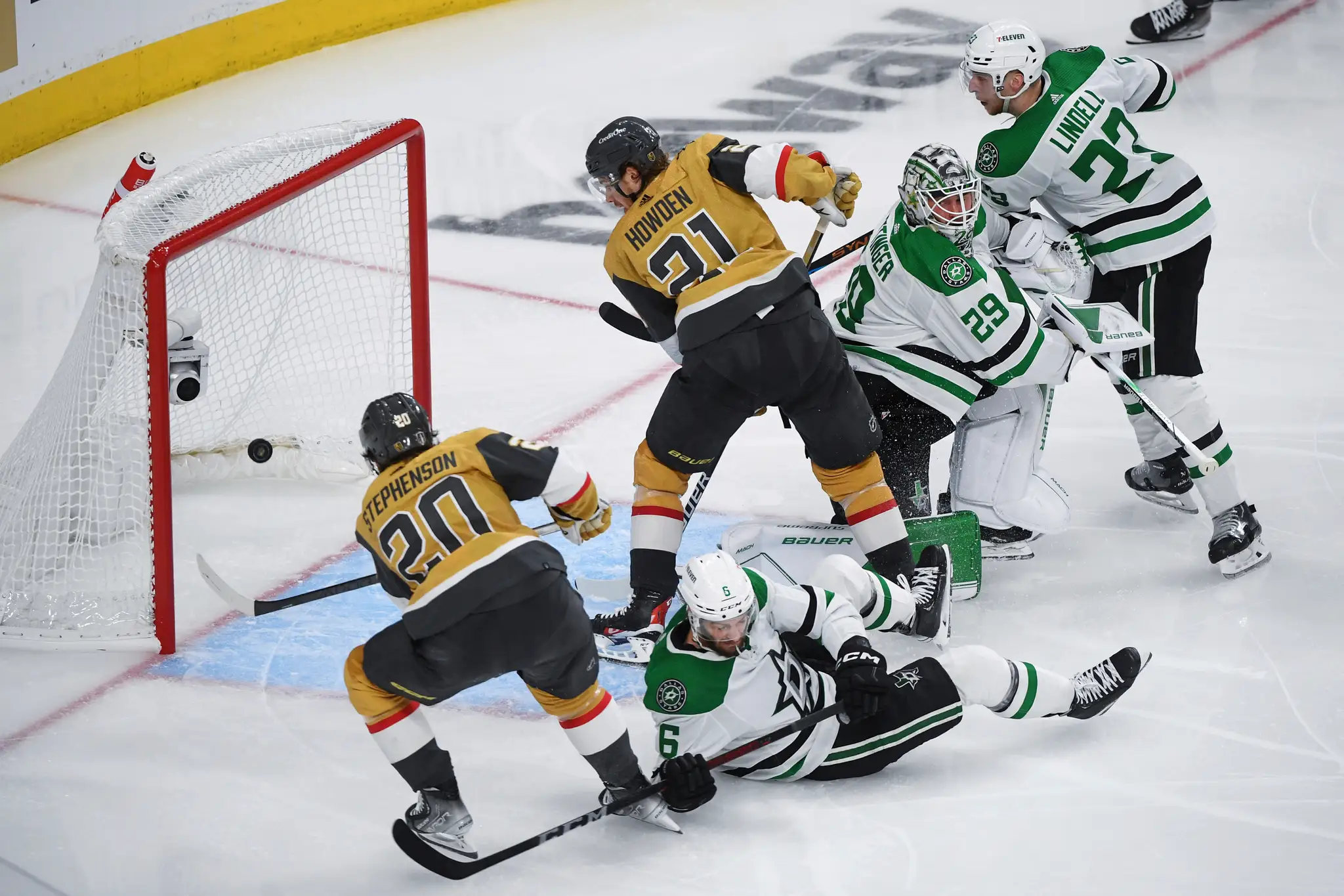 Na snímke vľavo hráč Knights Chandler Stephenson strieľa víťazný gól.