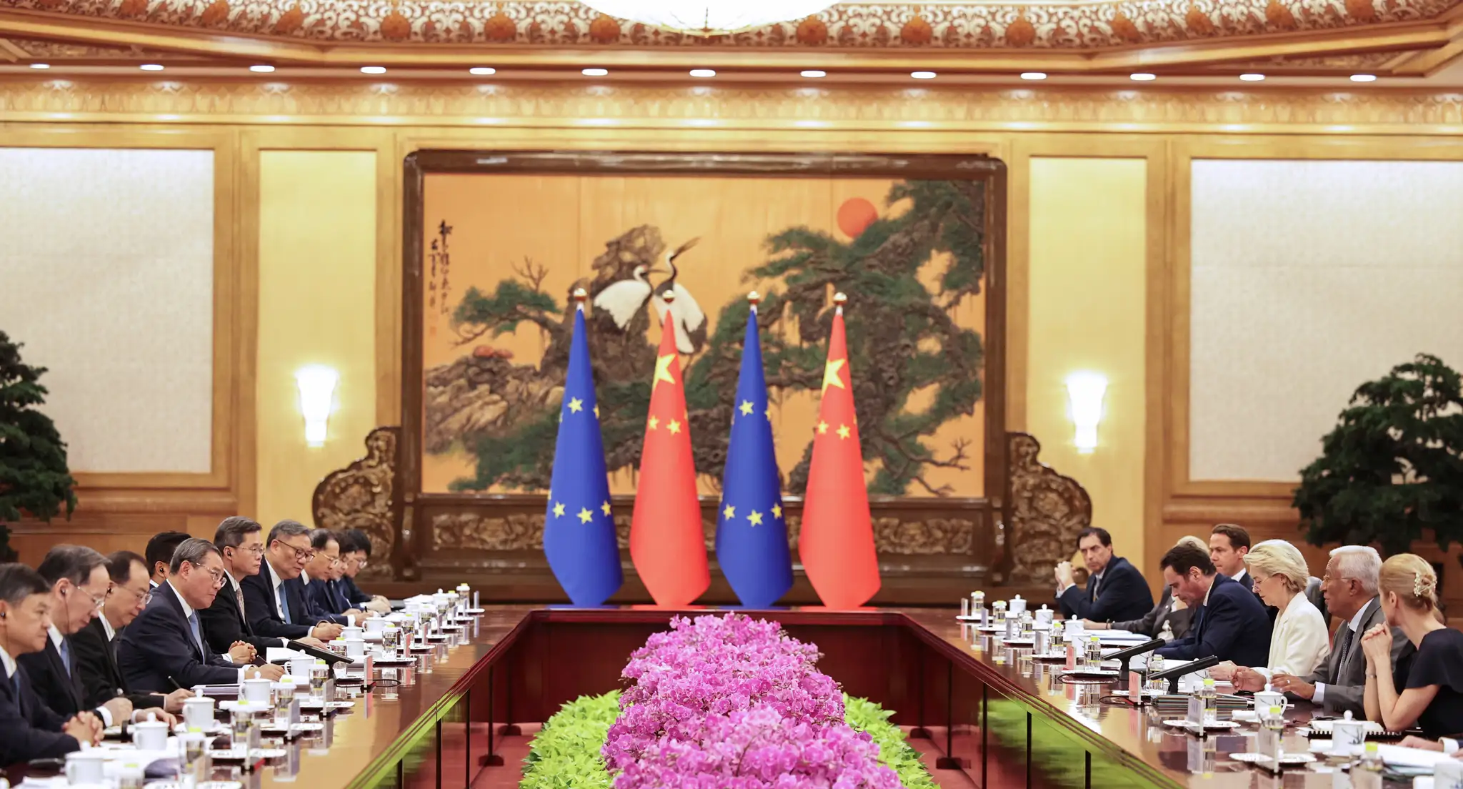Delegácie Európskej únie a Číny počas summitu v Pekingu.