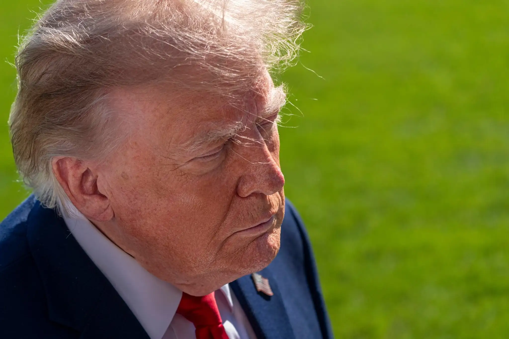 Donald Trump priznal, že sa líči sám.