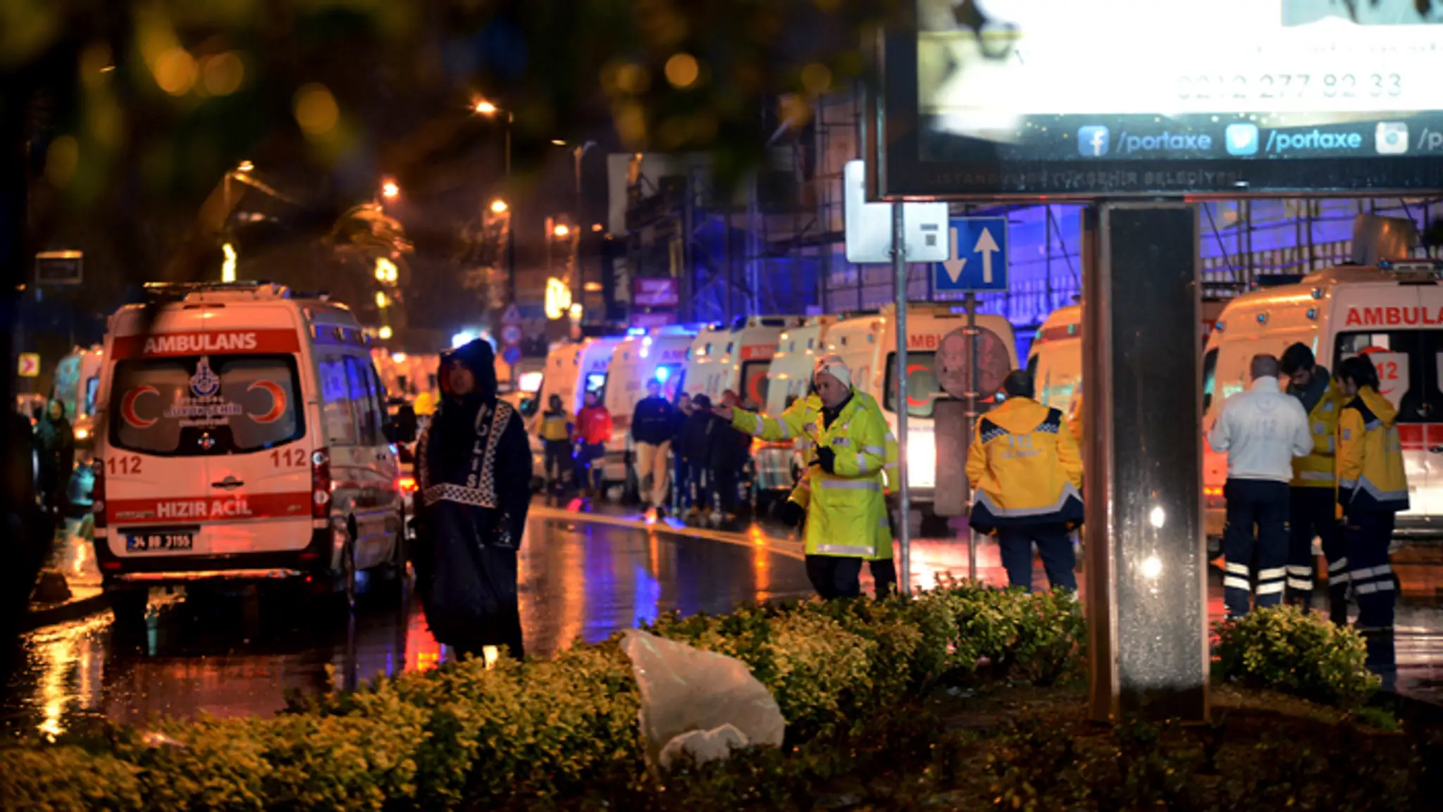Sanitky pred známym istanbulským klubom Reina, v ktorom zaútočili dvaja muži.