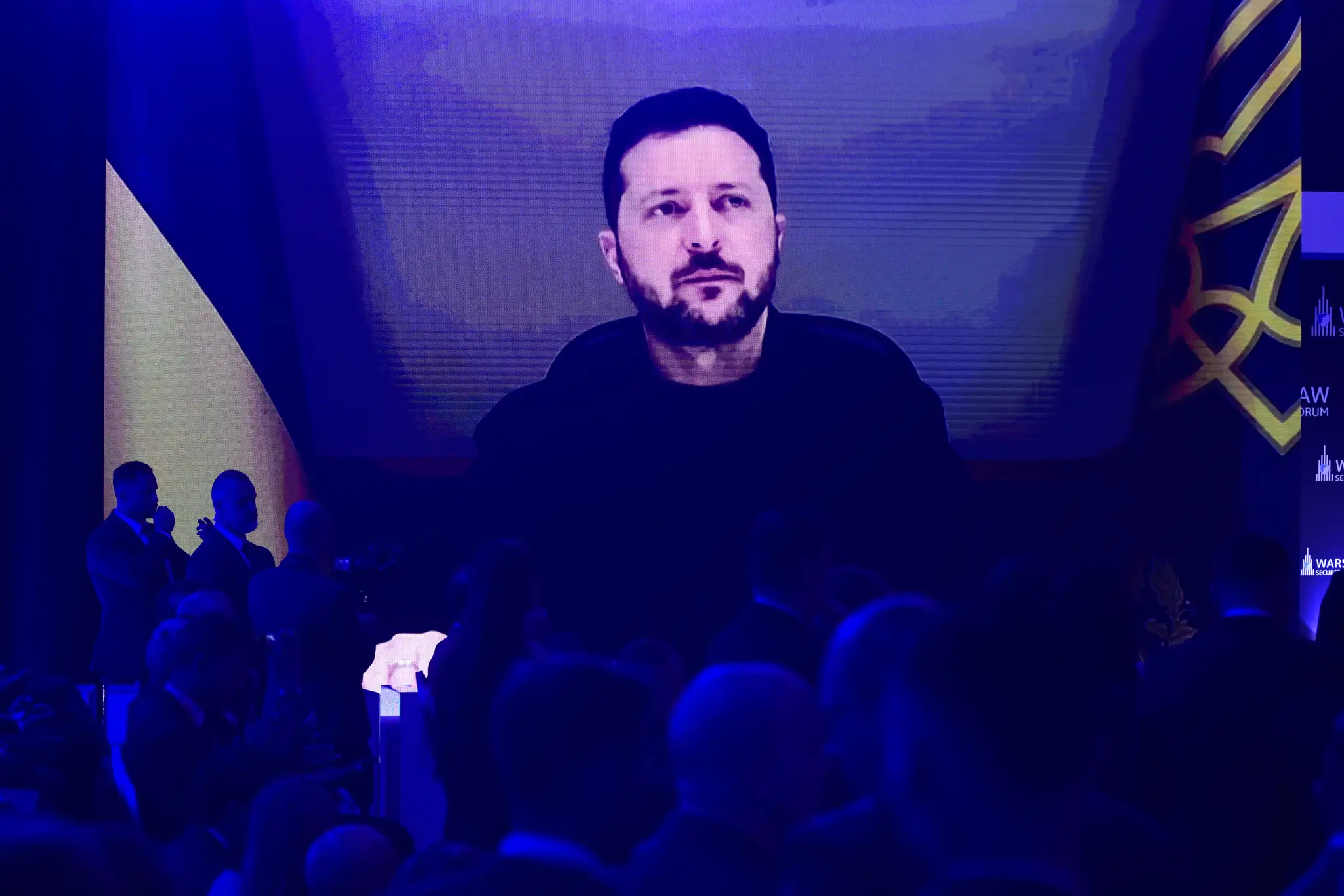 Na obrazovke ukrajinský prezident Volodymyr Zelenskyj hovorí na Varšavskom bezpečnostnom fóre vo Varšave.