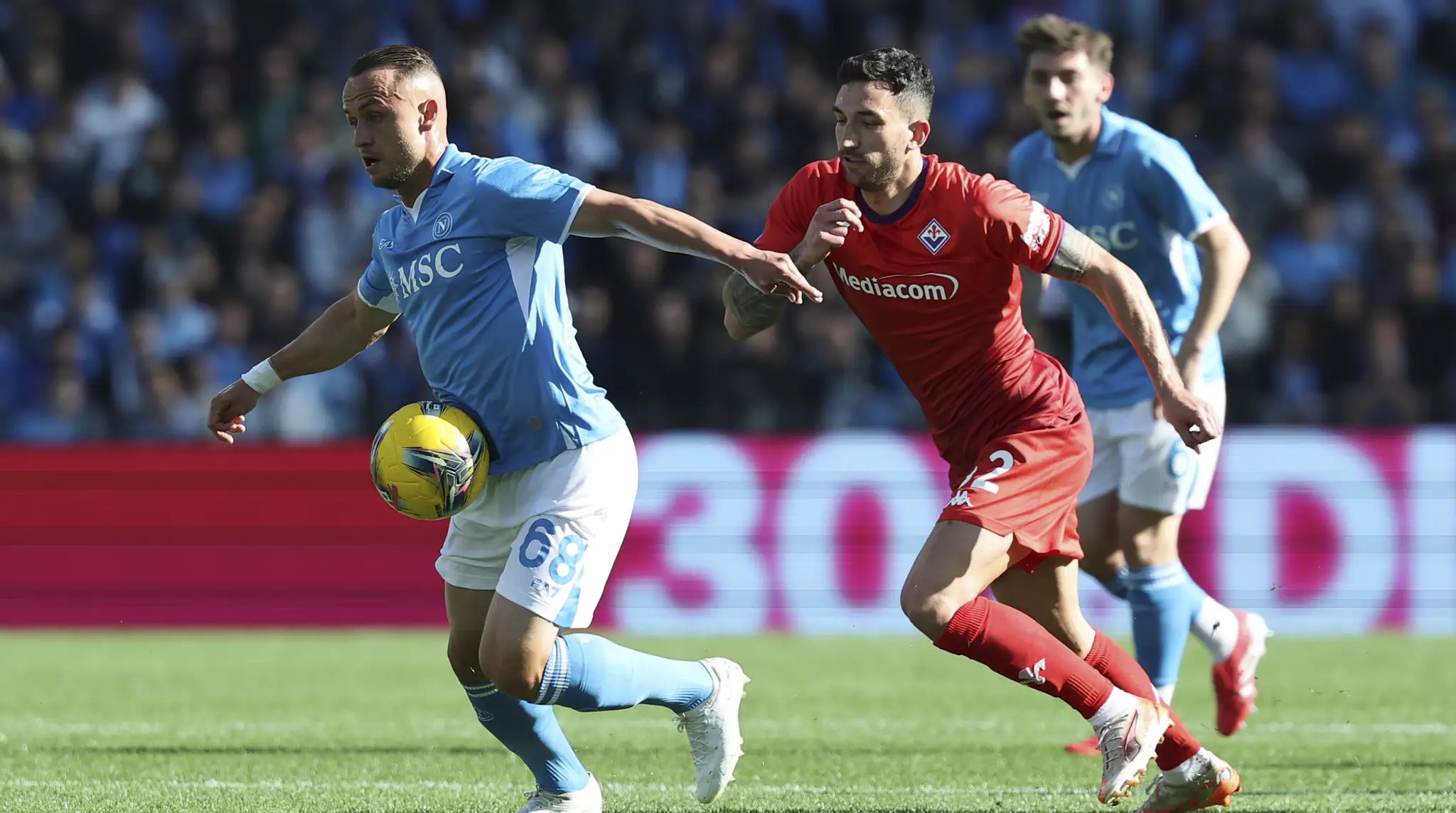 Slovenský futbalista v drese Neapolu Stanislav Lobotka (vľavo) a hráč Fiorentiny Danilo Cataldi bojujú o loptu počas zápasu 28. kola talianskej Serie