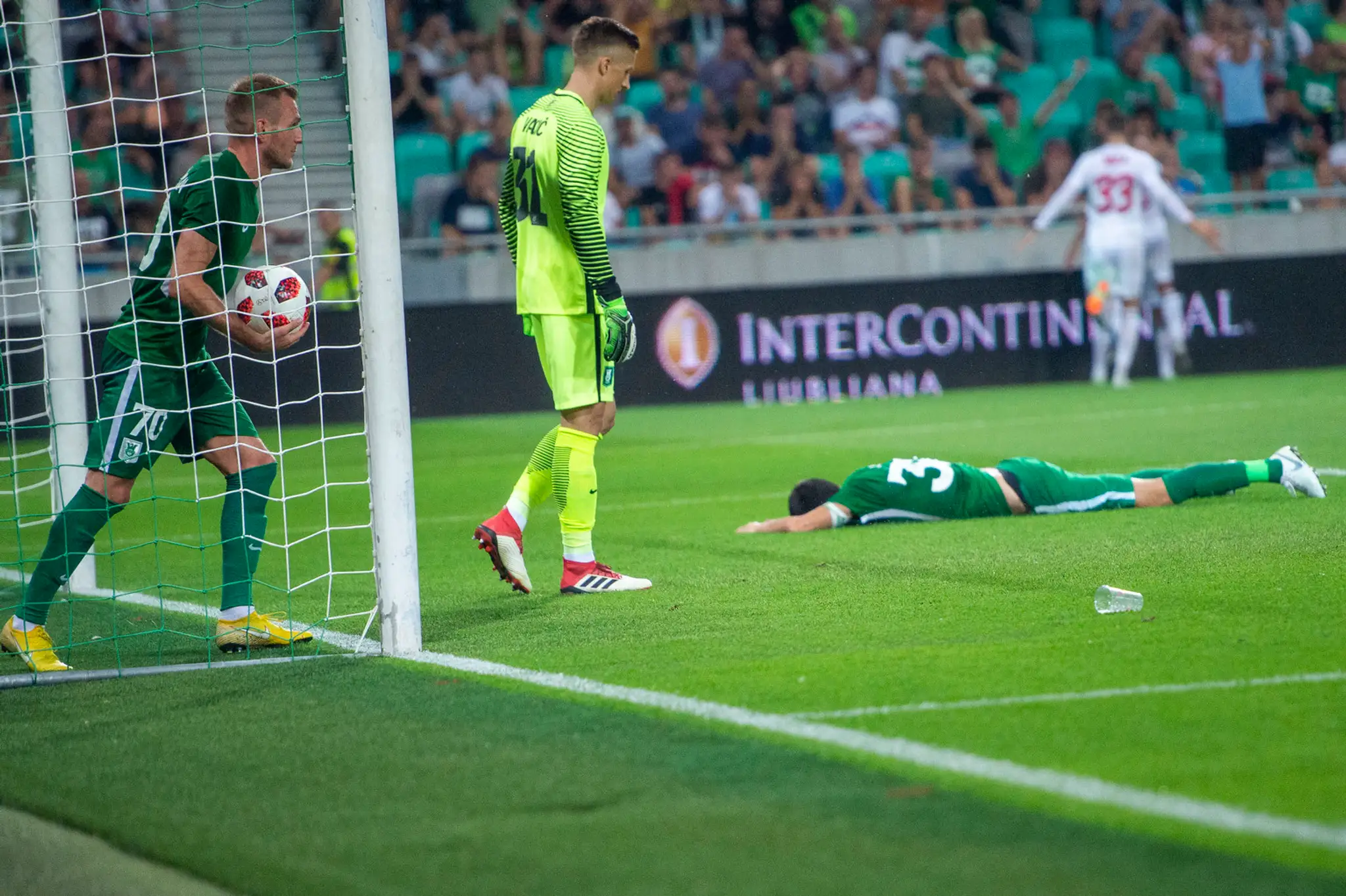 Branko Ilič leží na trávniku po strelení vlastného gólu.