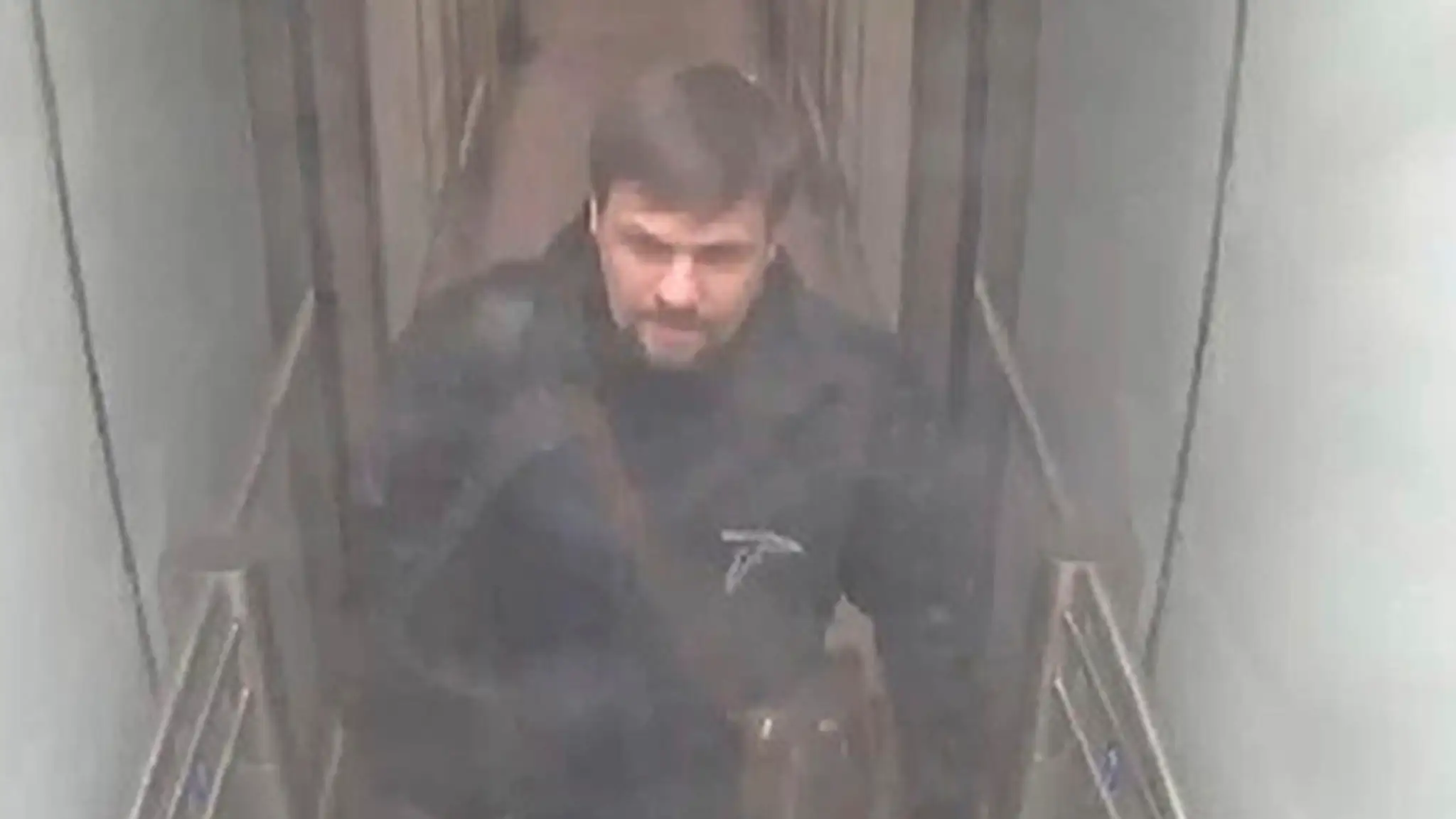 Ruslan Boširov na londýnskom letisku Gatwick.
