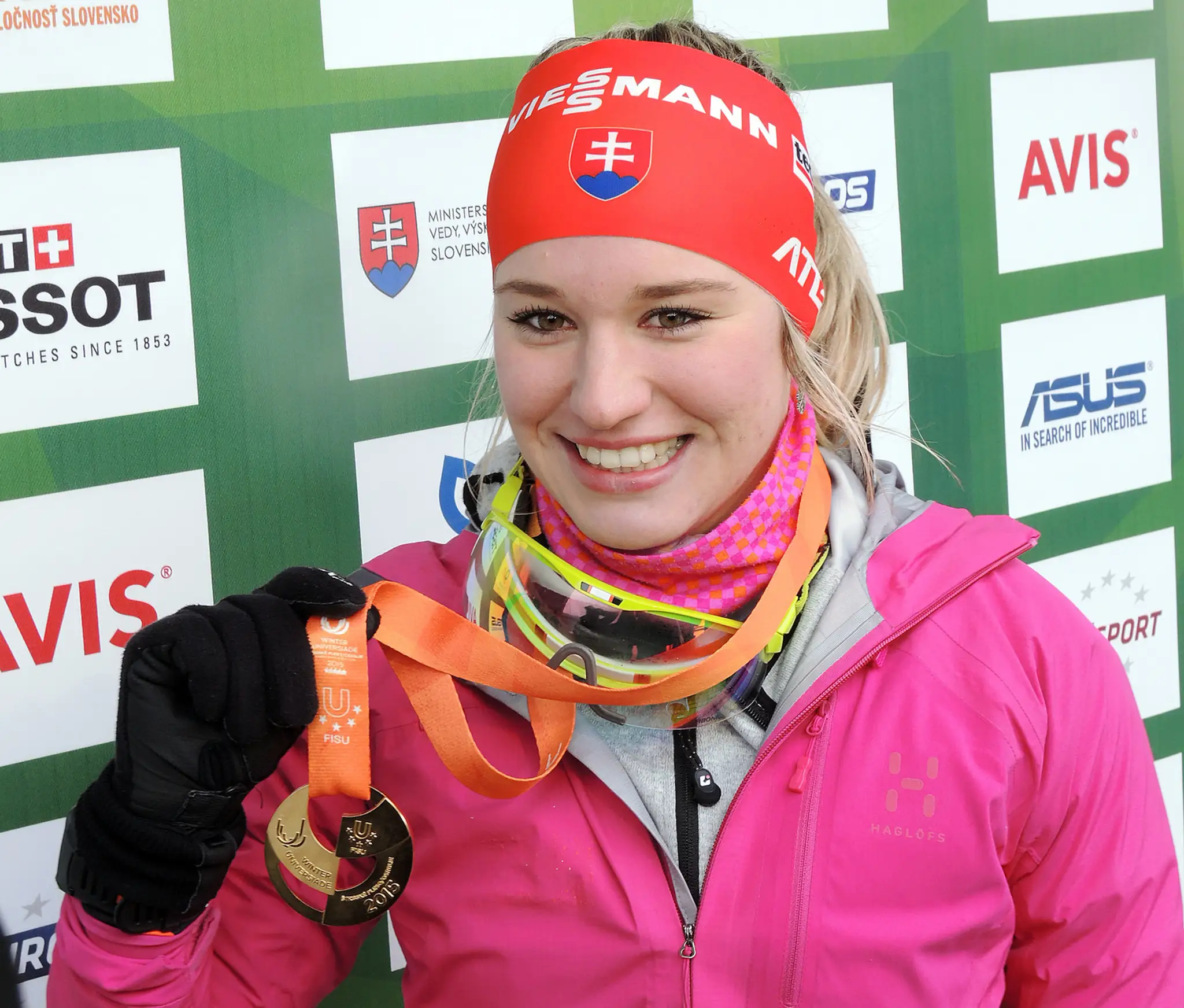 Biatlonistka Paulína Fialková so zlatou medailou z rýchlostných pretekov na 7,5 km na svetovej zimnej univerziáde. 27. januára
