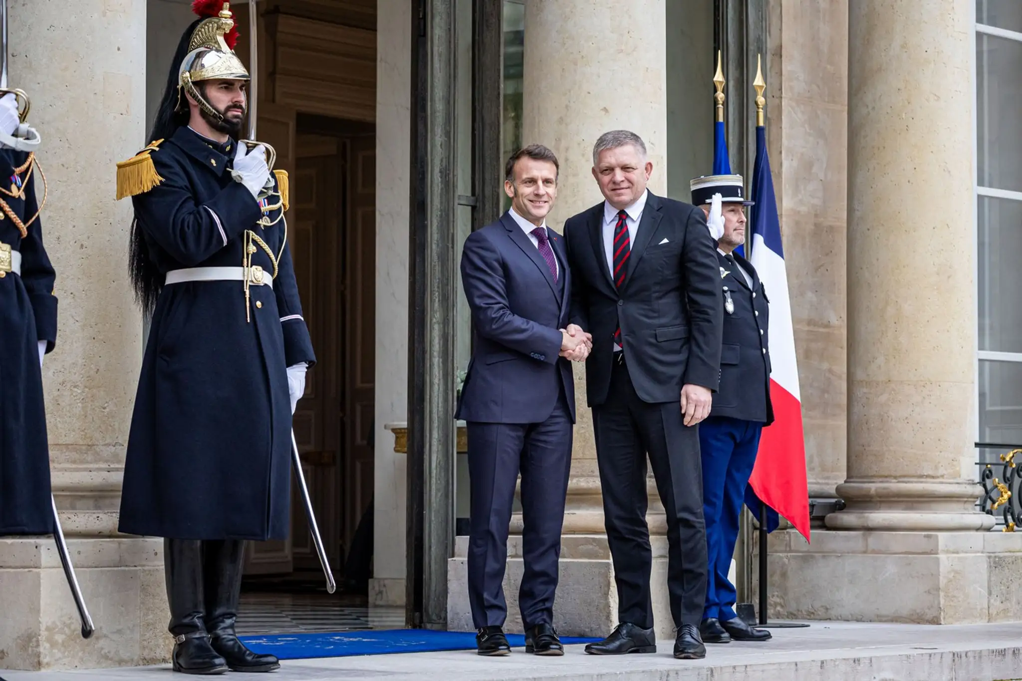 Slovenského premiéra Roberta Fica prijal v Elizejskom paláci francúzsky prezident Emmanuel Macron.