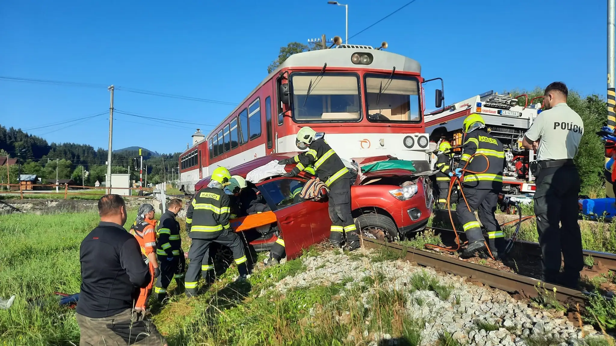 Zrážka osobného auta a vlaku smerujúceho do Nižného Kelčova.