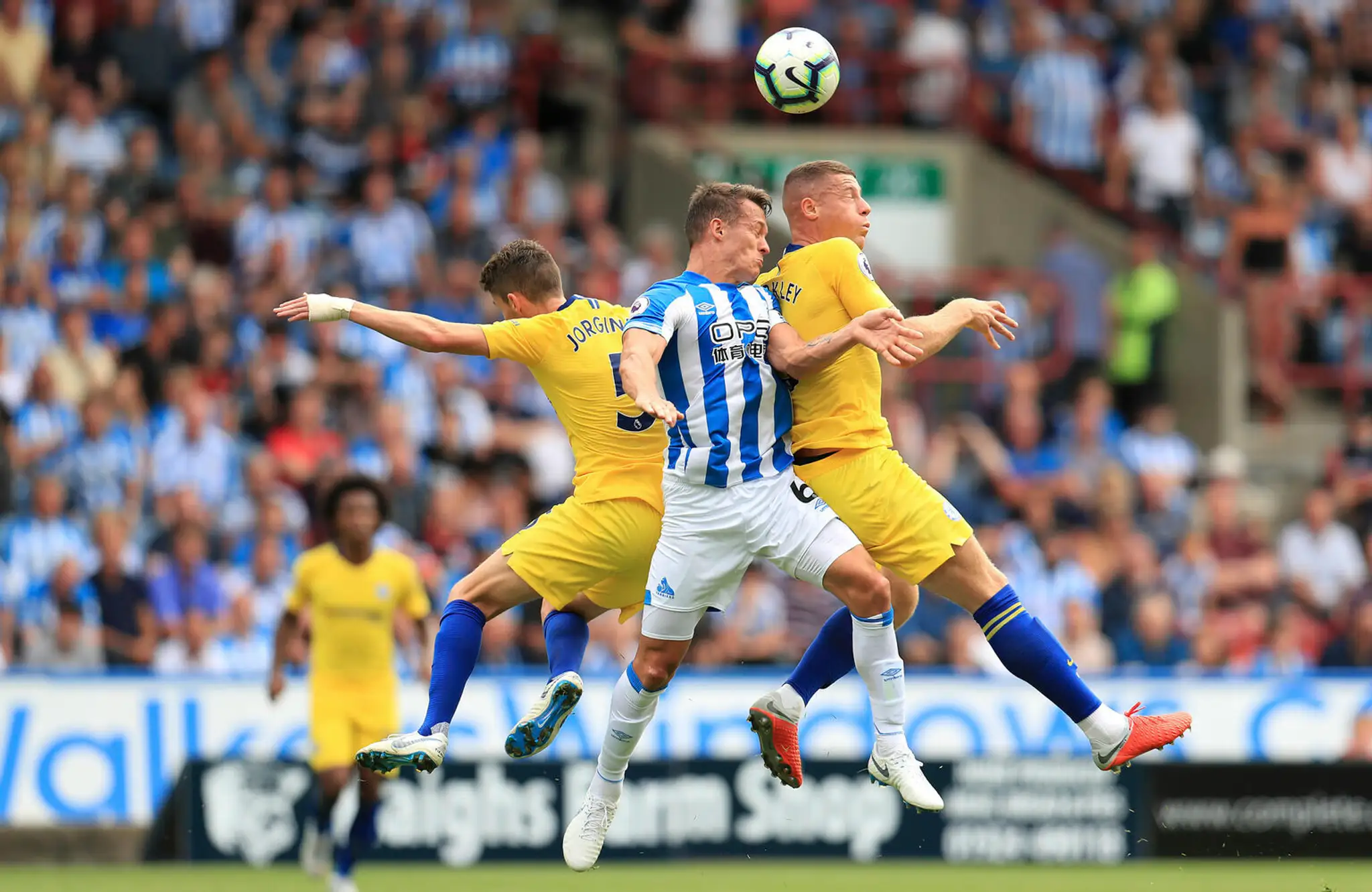Jonathan Hogg (v strede) z Huddersfieldu v súboji s dvojicou z Chelsea Jorginhom (vľavo) a Rossom Barkleym v dueli PL.