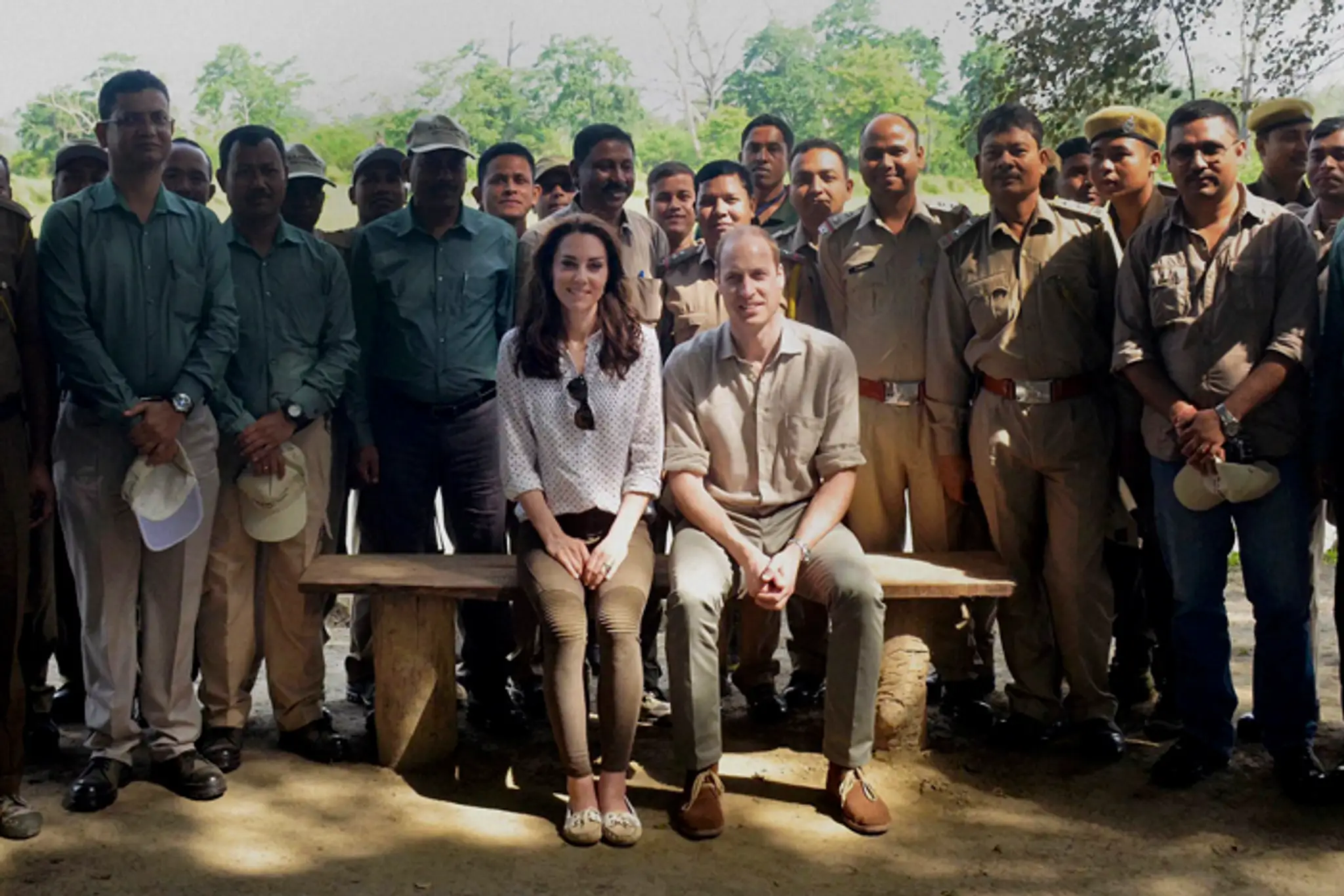 Kate a William so zamestnancami národného parku Kaziranga.
