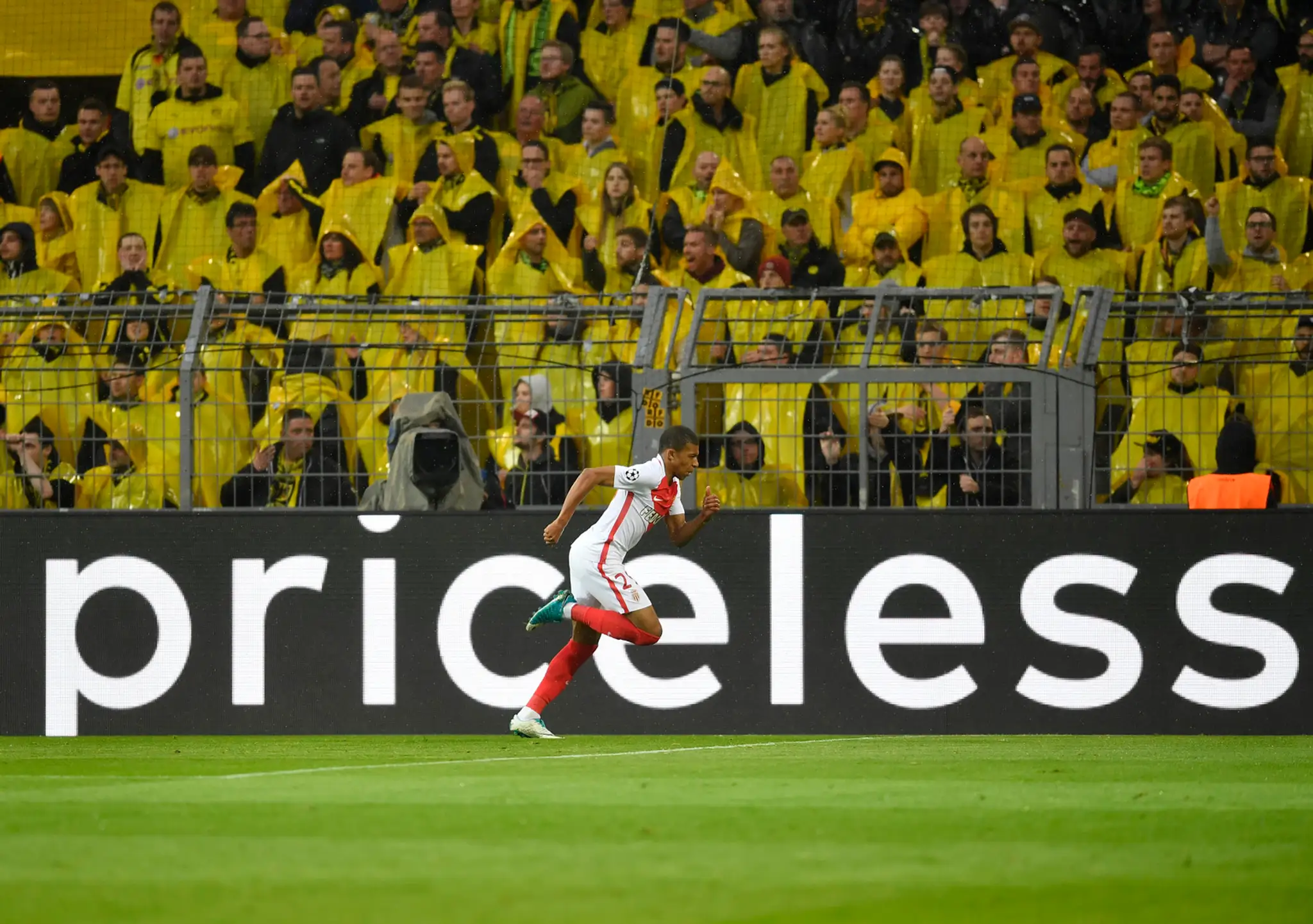 Kylian Mbappé z Monaca oslavuje svoj gól pred fanúšikmi Dortmundu vo štvrťfinále LM.