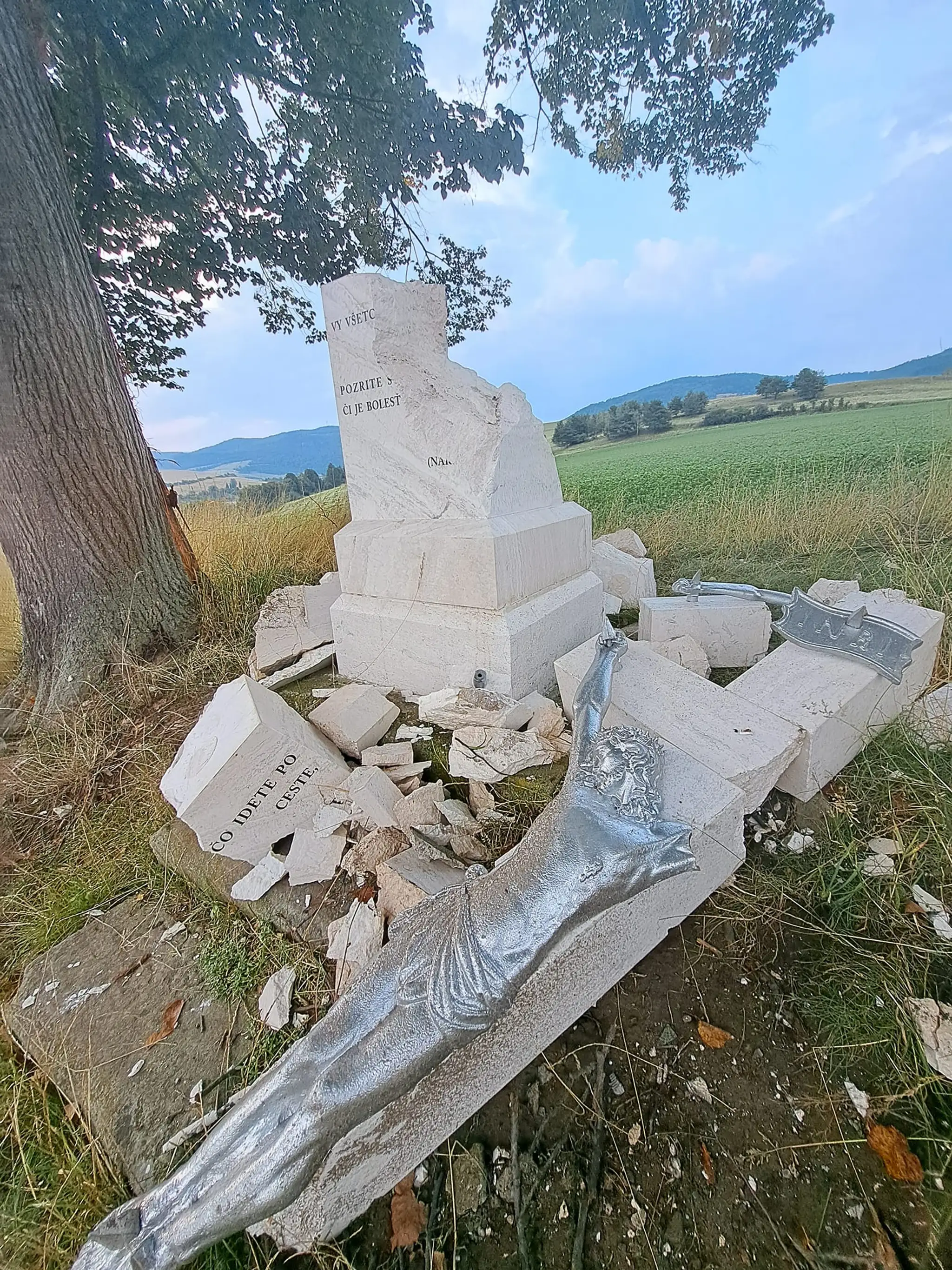 Zničený kríž v obci Kluknava