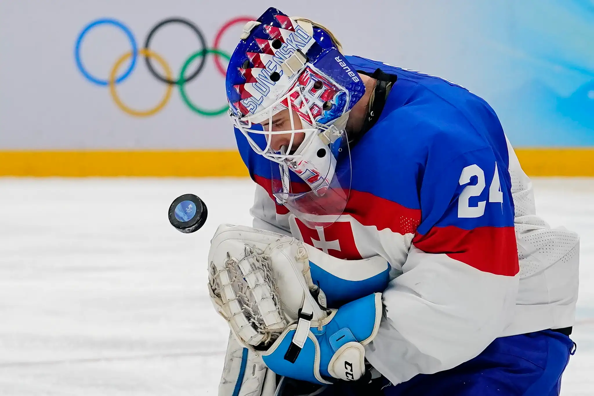 Gólman Slovenska Patrik Rybár v semifinále ZOH 2022 proti Fínsku.
