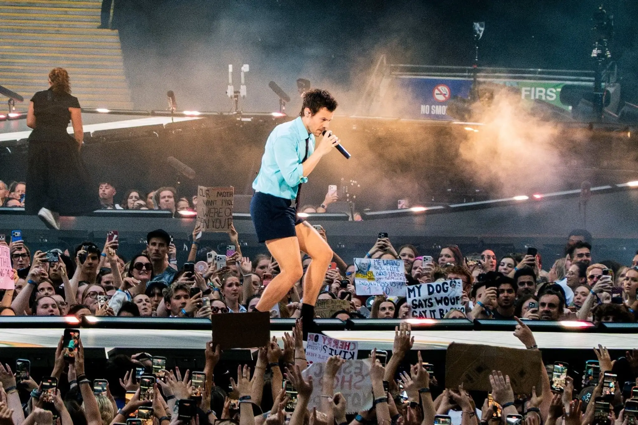 Harry Styles skolaboval počas koncertu.