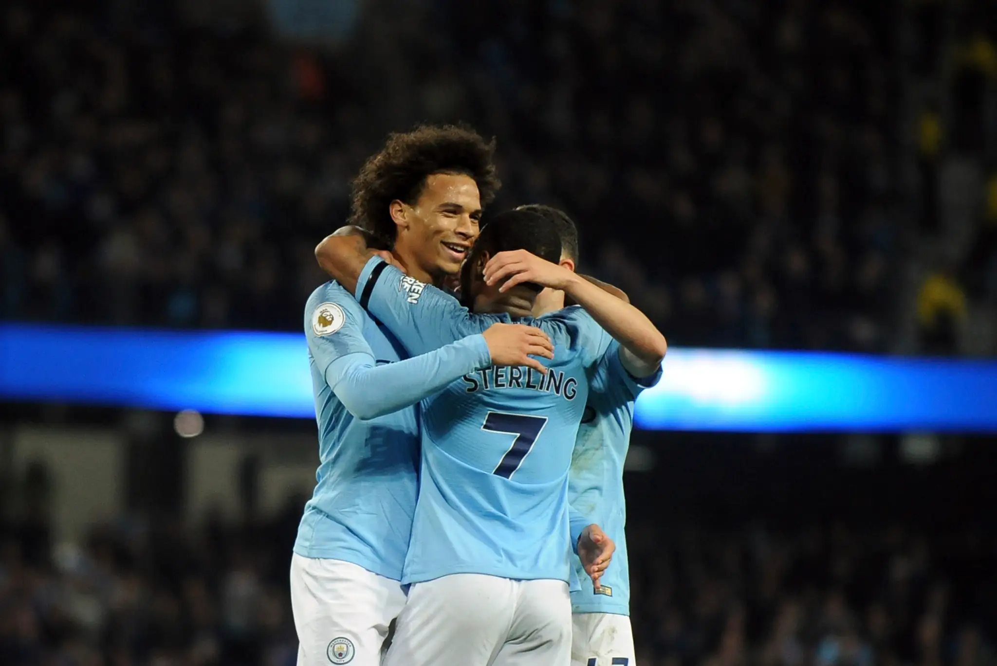 Leroy Sané (vľavo) oslavuje so spoluhráčmi z Manchesteru City gól proti Southamptonu.