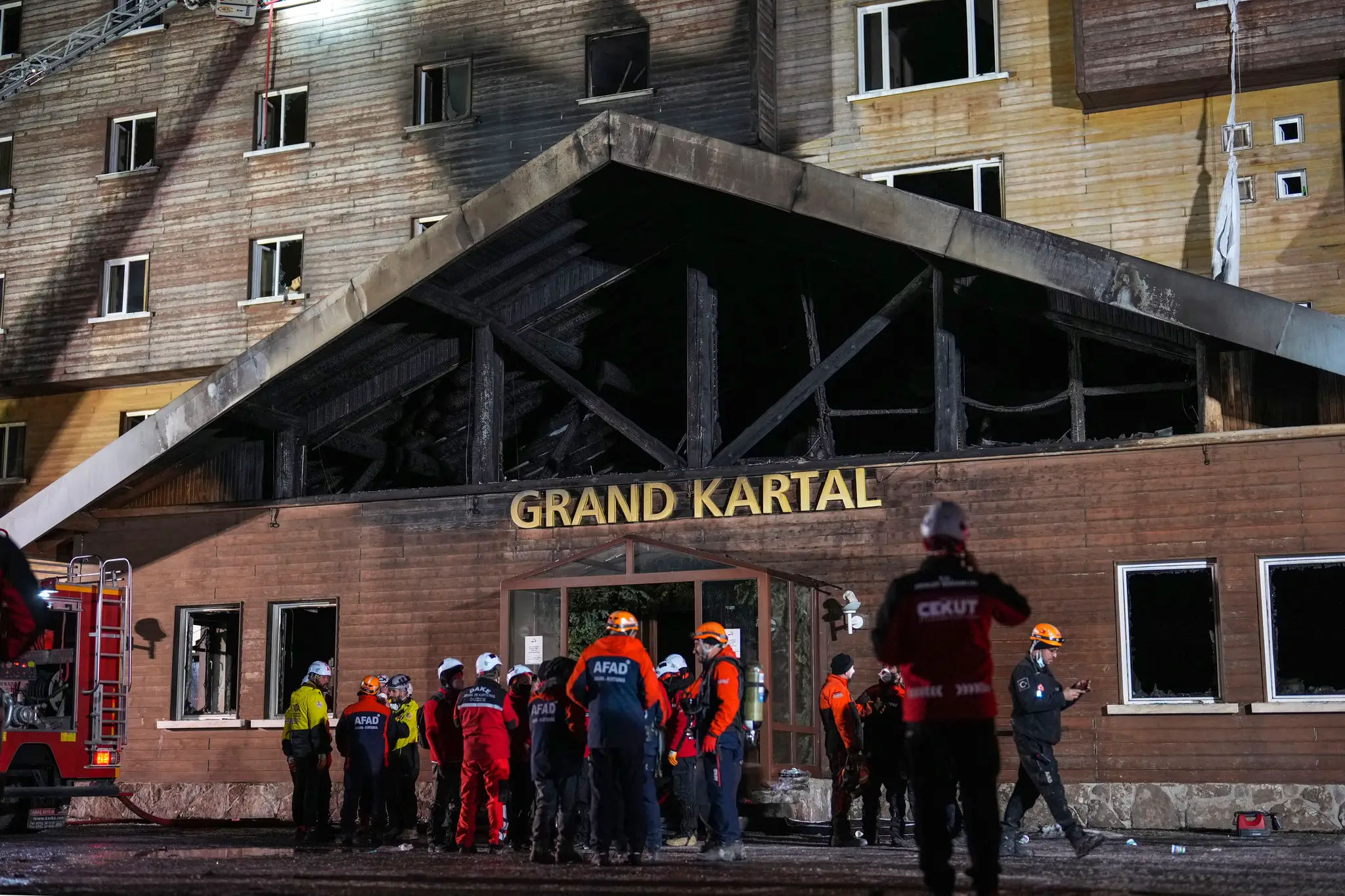 Hasiči zasahujú pri požiari hotela v lyžiarskom stredisku Kartalkaya.