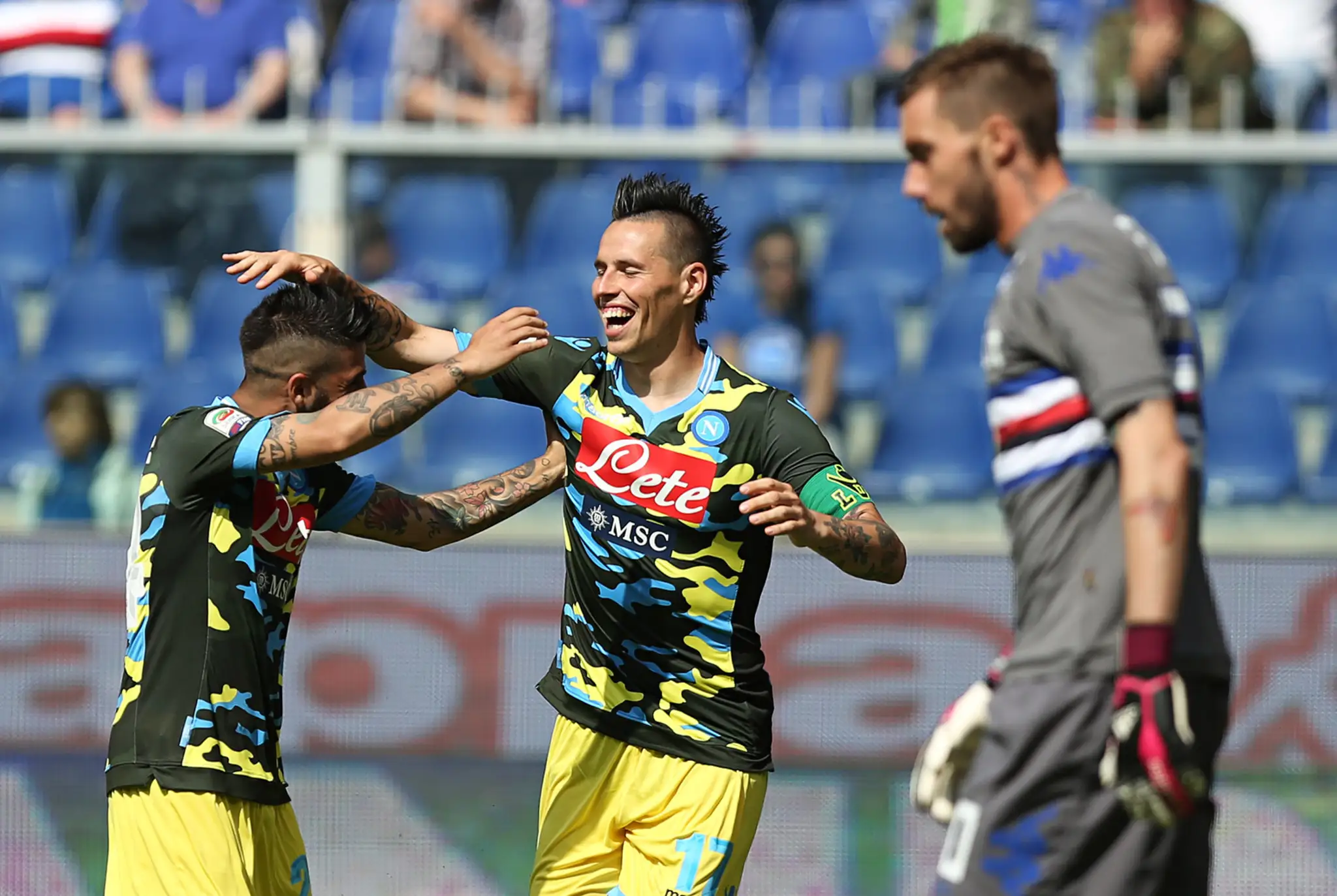 Slovenský hráč Neapola Marek Hamšík (v strede) oslavuje so spoluhráčom Lorenzom Insigneom po tom, ako skóroval do bránky Sampdor