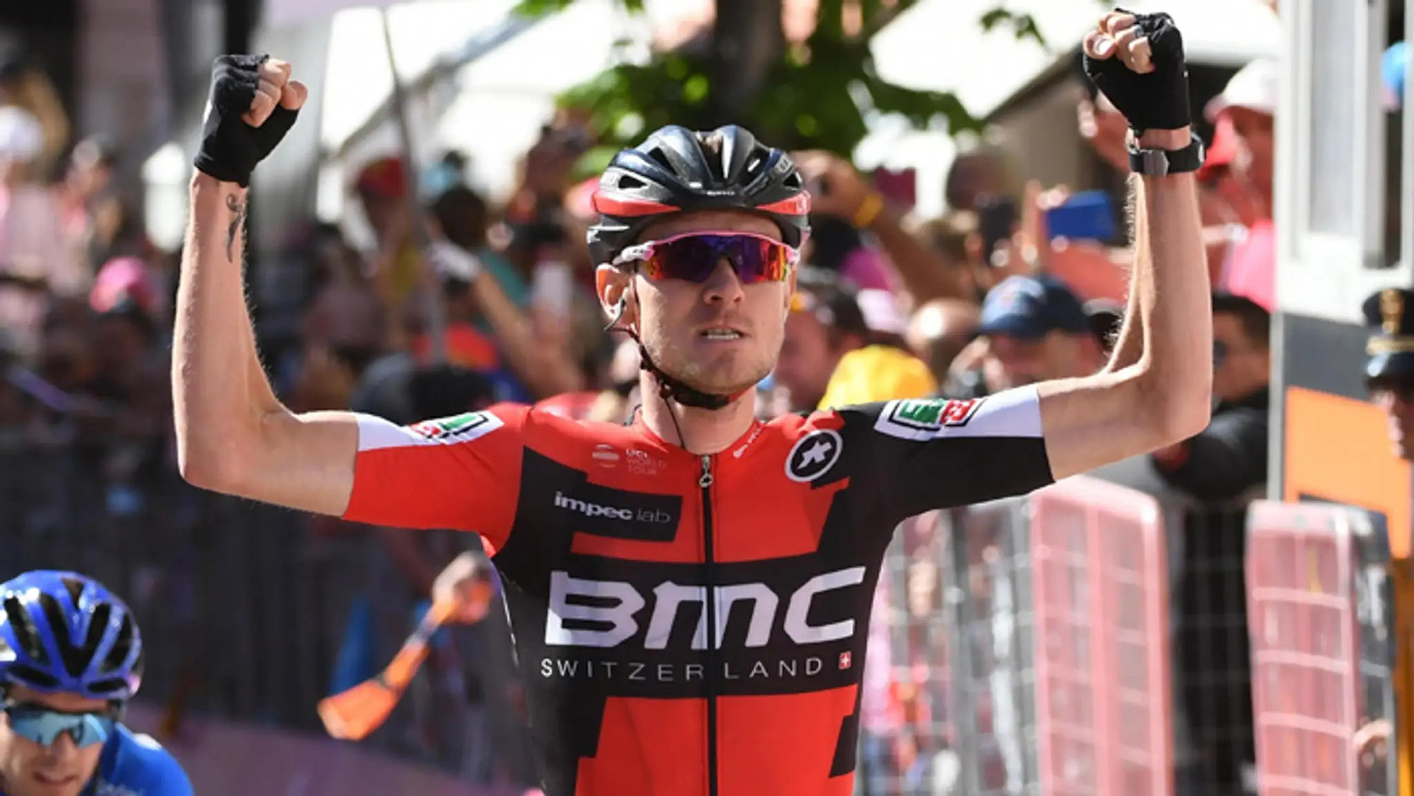 Víťazné gesto amerického cyklistu Tejay van Garderena na Giro d'Italia.