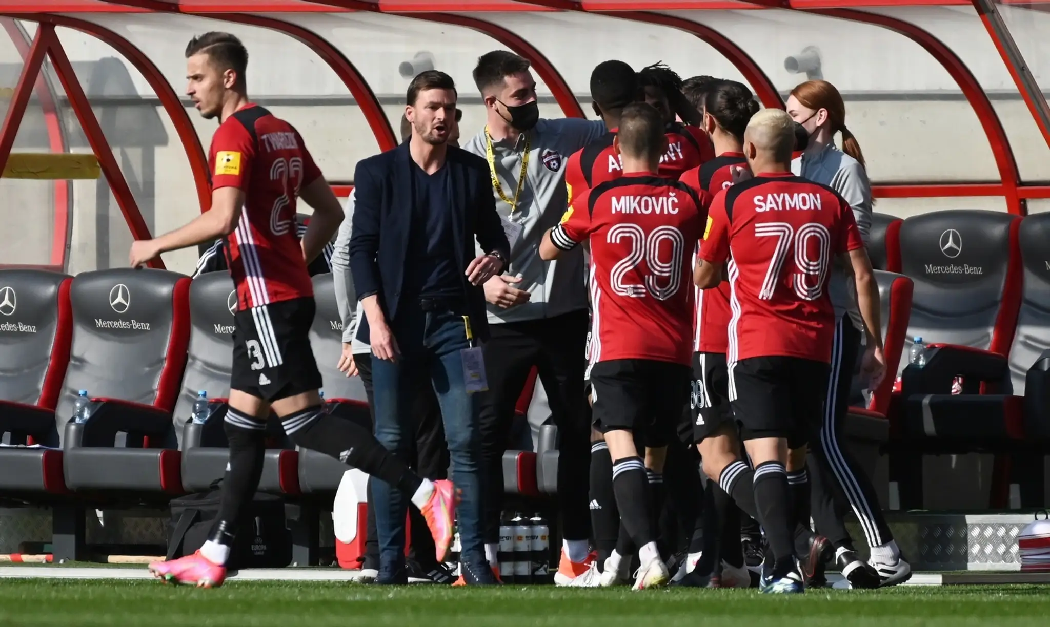 Na snímke gólová radosť hráčov a členov realizačného tímu FC Spartak Trnava.