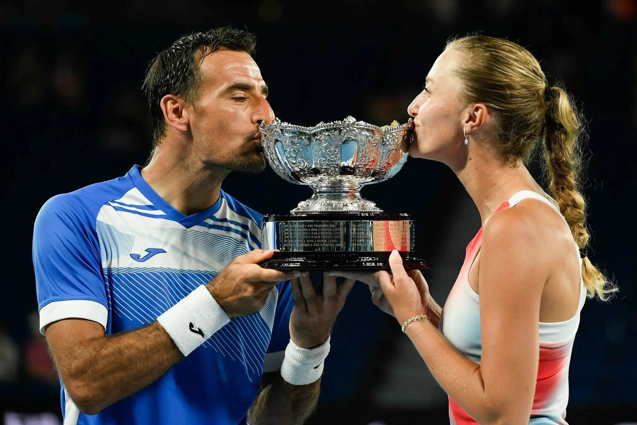 Francúzsko-chorvátsky pár Kristina Mladenovičová (vpravo) a Ivan Dodig pózujú s trofejou po zisku titulu na grandslamovom turnaj