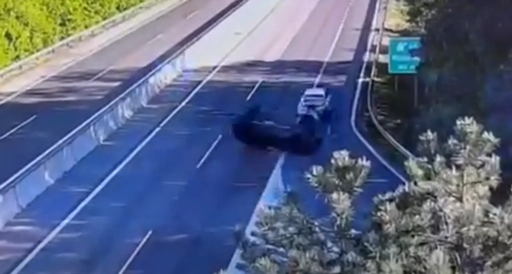 Auto sa prevrátilo na strechu.