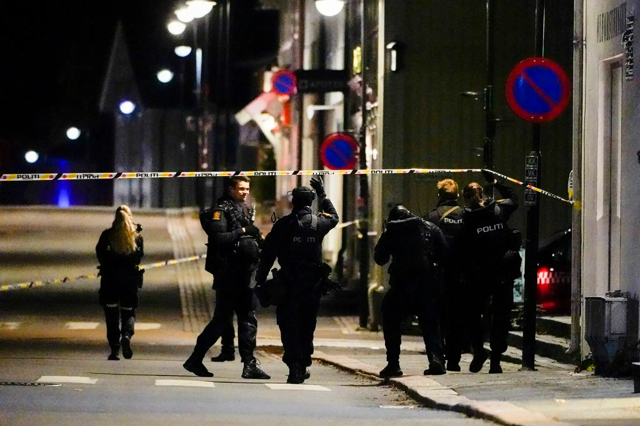 Nórski policajti na mieste činu v Kongsbergu.