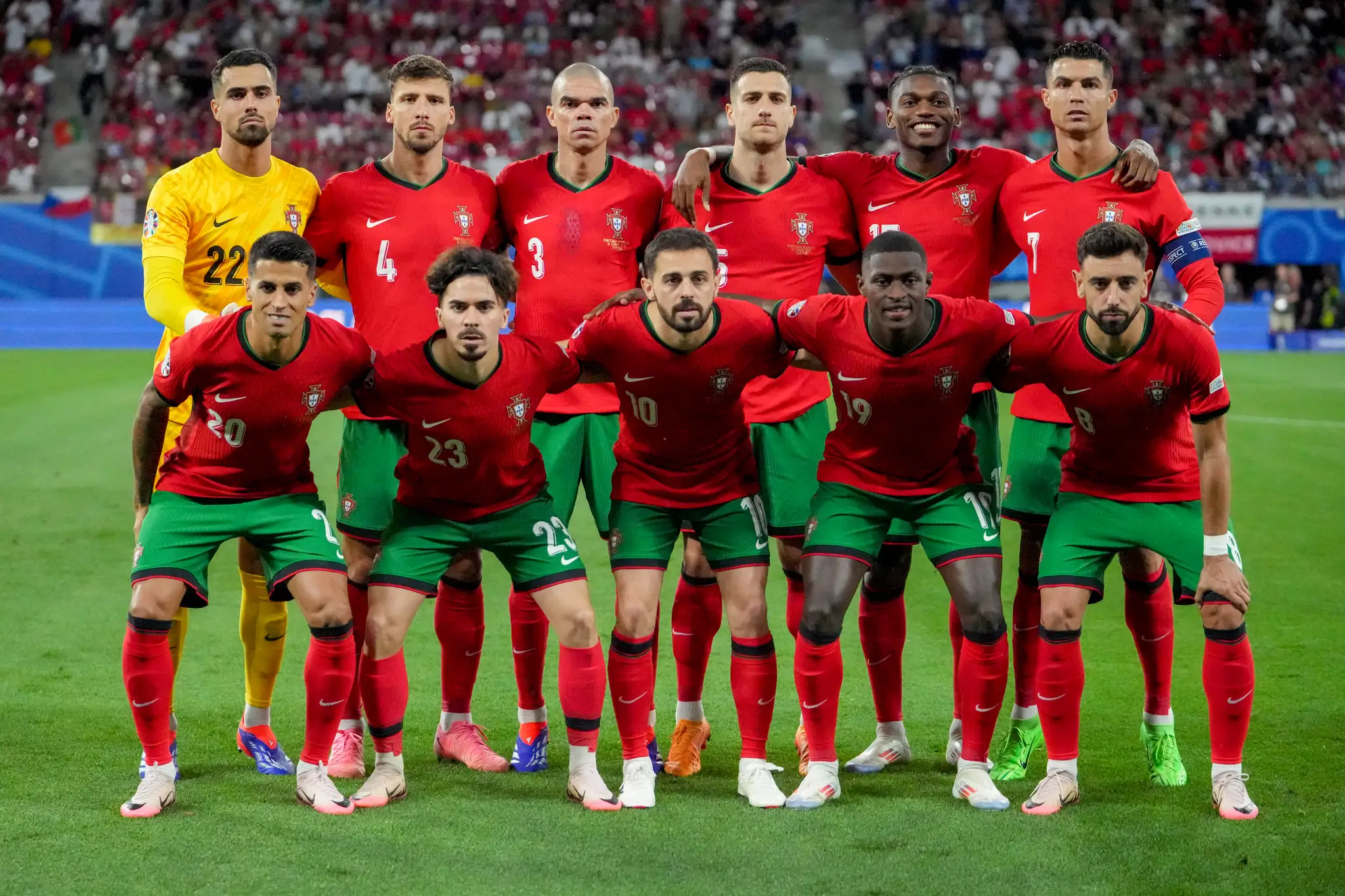 Portugalskí hráči pózujú pred zápasom F-skupiny Portugalsko - Česko.