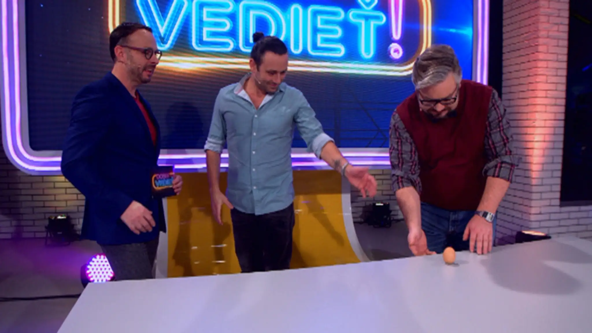Moderátor relácie Dobre vedieť! Rasťo Sokol s Róbertom Jakabom a vedátorom Karolom.