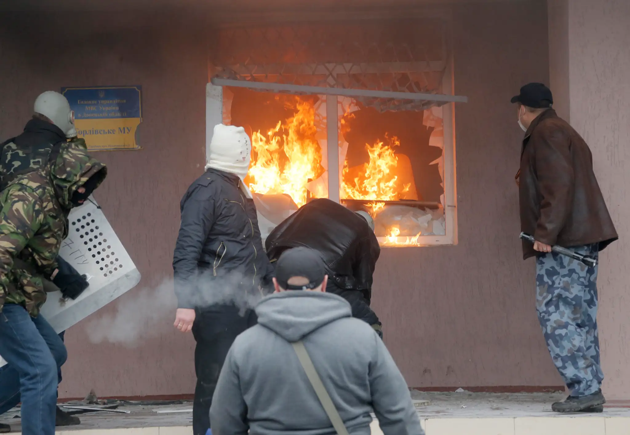 Proruskí aktivisti počas útoku na policajnú stanicu v ukrajinskom meste Horlivka.