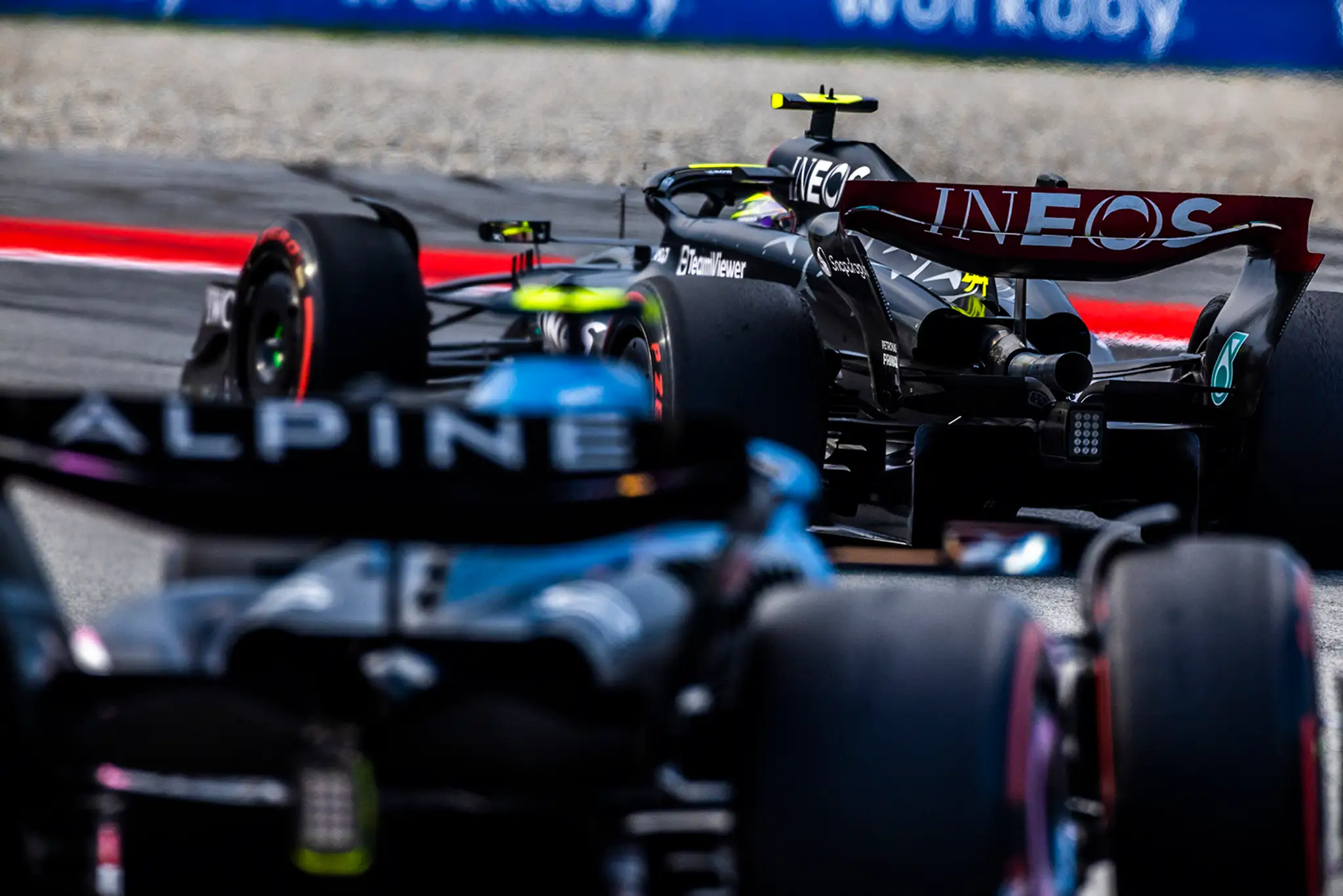 Lewis Hamilton na trati počas piatkových trénigov