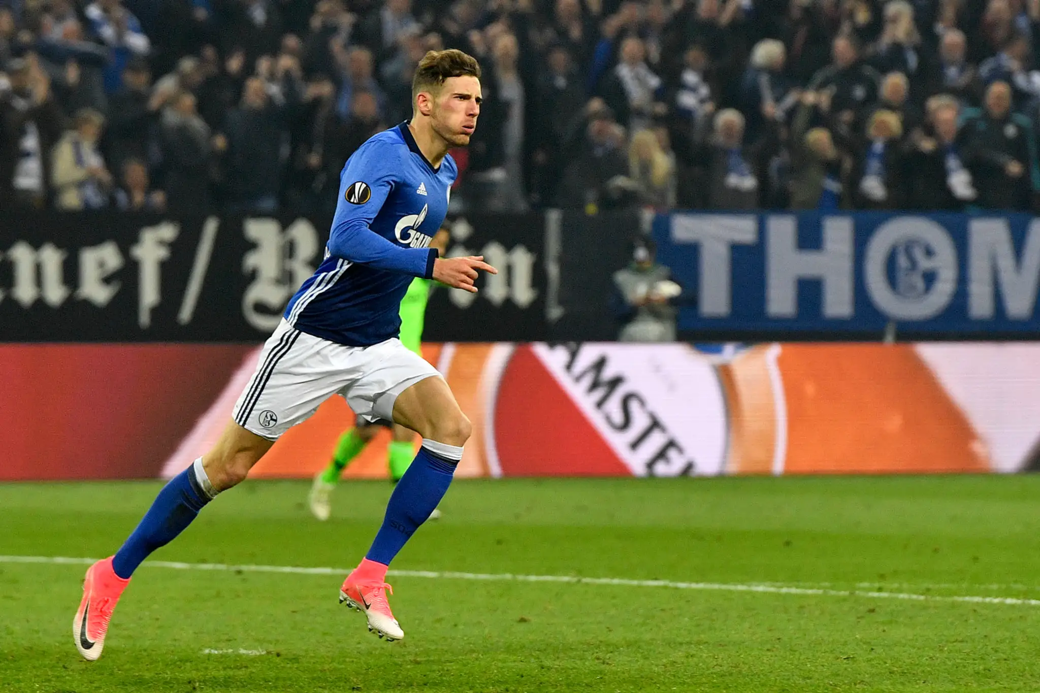 Leon Goretzka zo Schalke uteká po strelení gólu v odvete štvrťfinále EL proti Ajaxu.