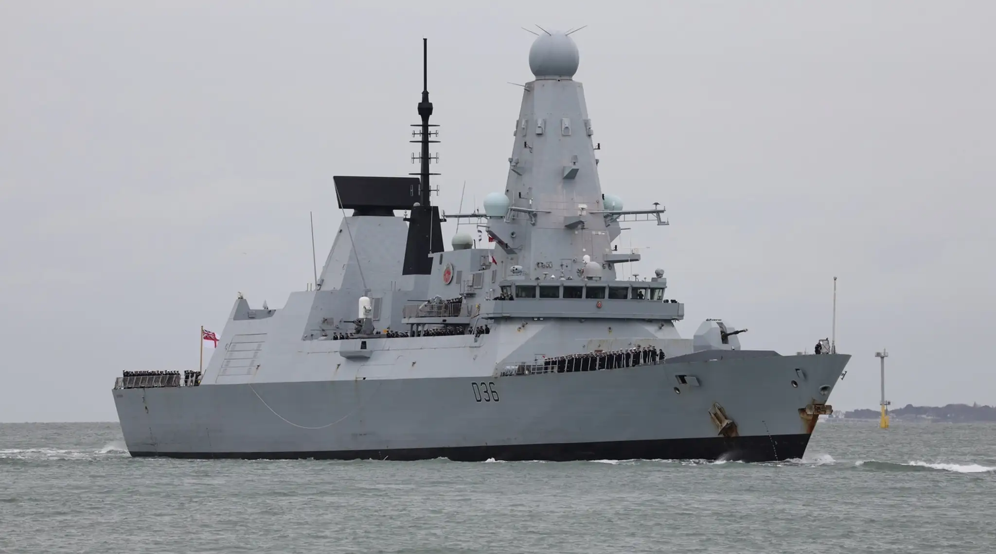 Britský torpédoborec HMS Defender na archívnej snímke z roku 2020 v prístave Portsmouth..jpg