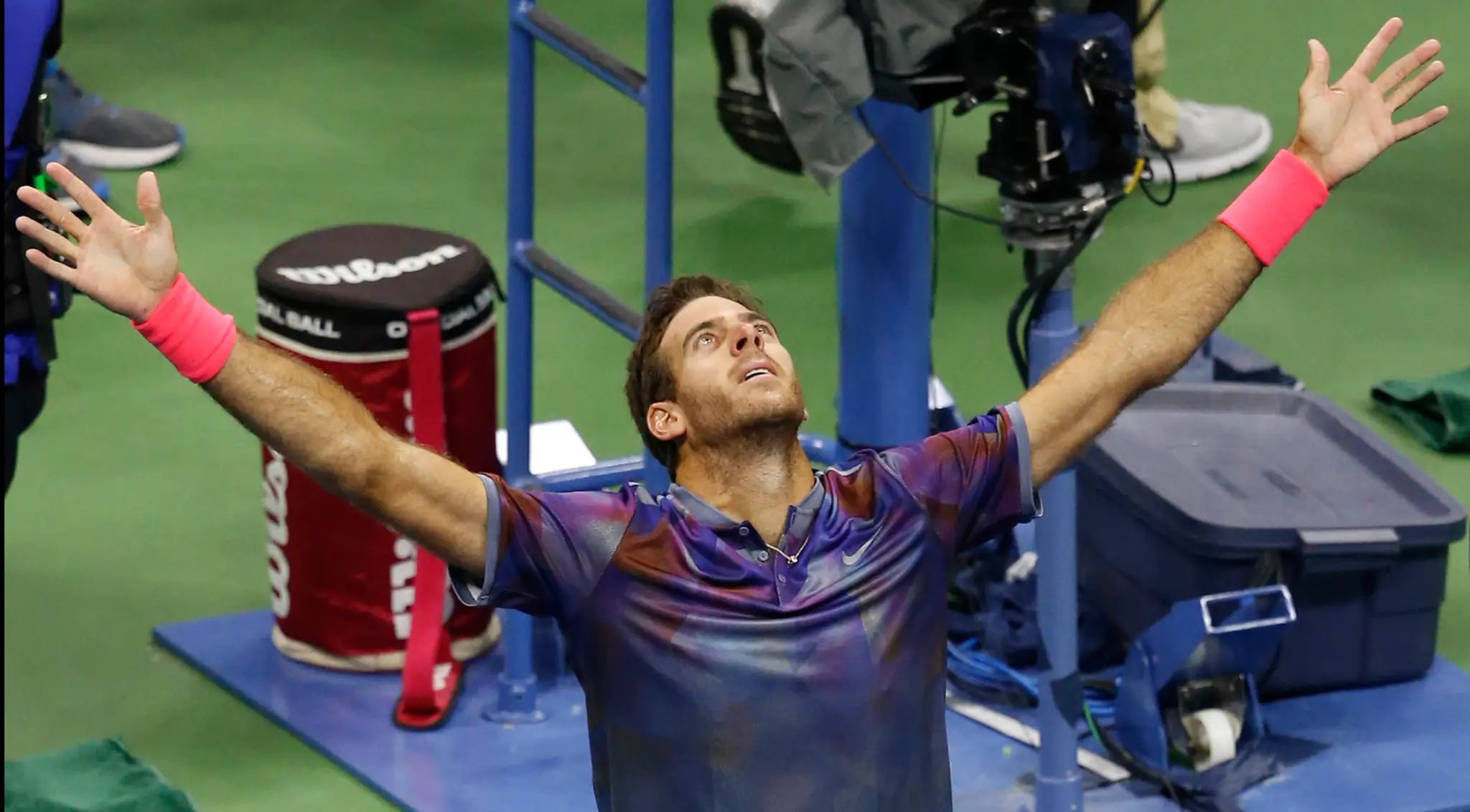 Argentínčan Juan Martin del Potro oslavuje víťazstvo nad Švajčiarom Rogerom Federerom vo štvrťfinále US Open.