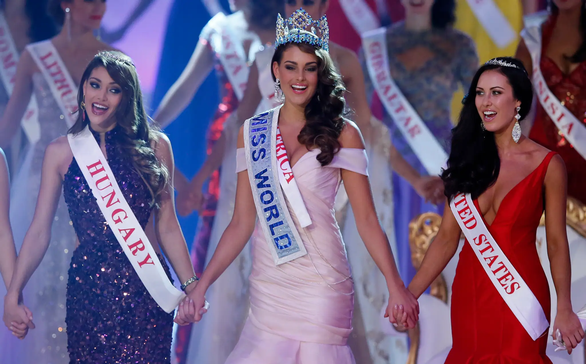 Tri najkrajšie ženy na svete podľa súťaže Miss World: 1. Juhafričanka (v strede), 2. Maďarka (vľavo), 3. Američanka (vpravo)